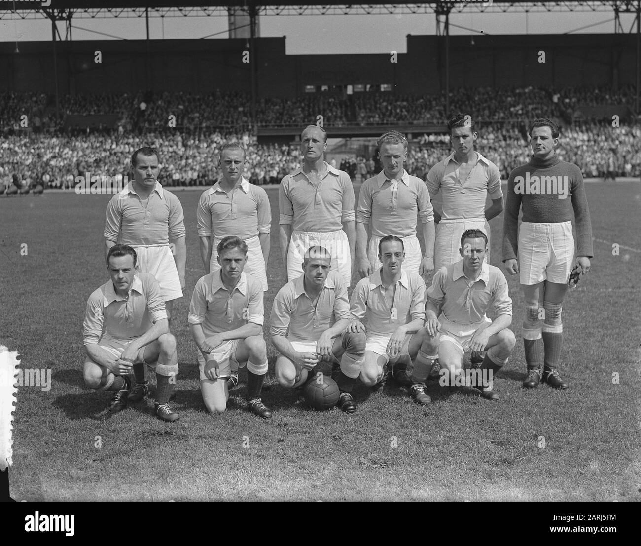 Football. Dutch championship. Ajax vs. Hermes DVS 1-2.Elftal Hermes DVS Date: May 18, 1952 Location: Amsterdam Keywords: teams, group portraits, football, footballers Stock Photo - Alamy