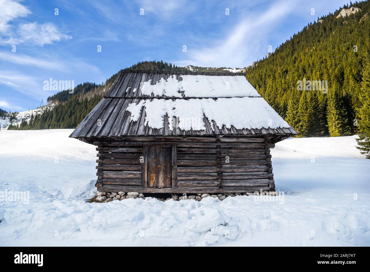 Log cabin exterior holiday home hi-res stock photography and images - Alamy
