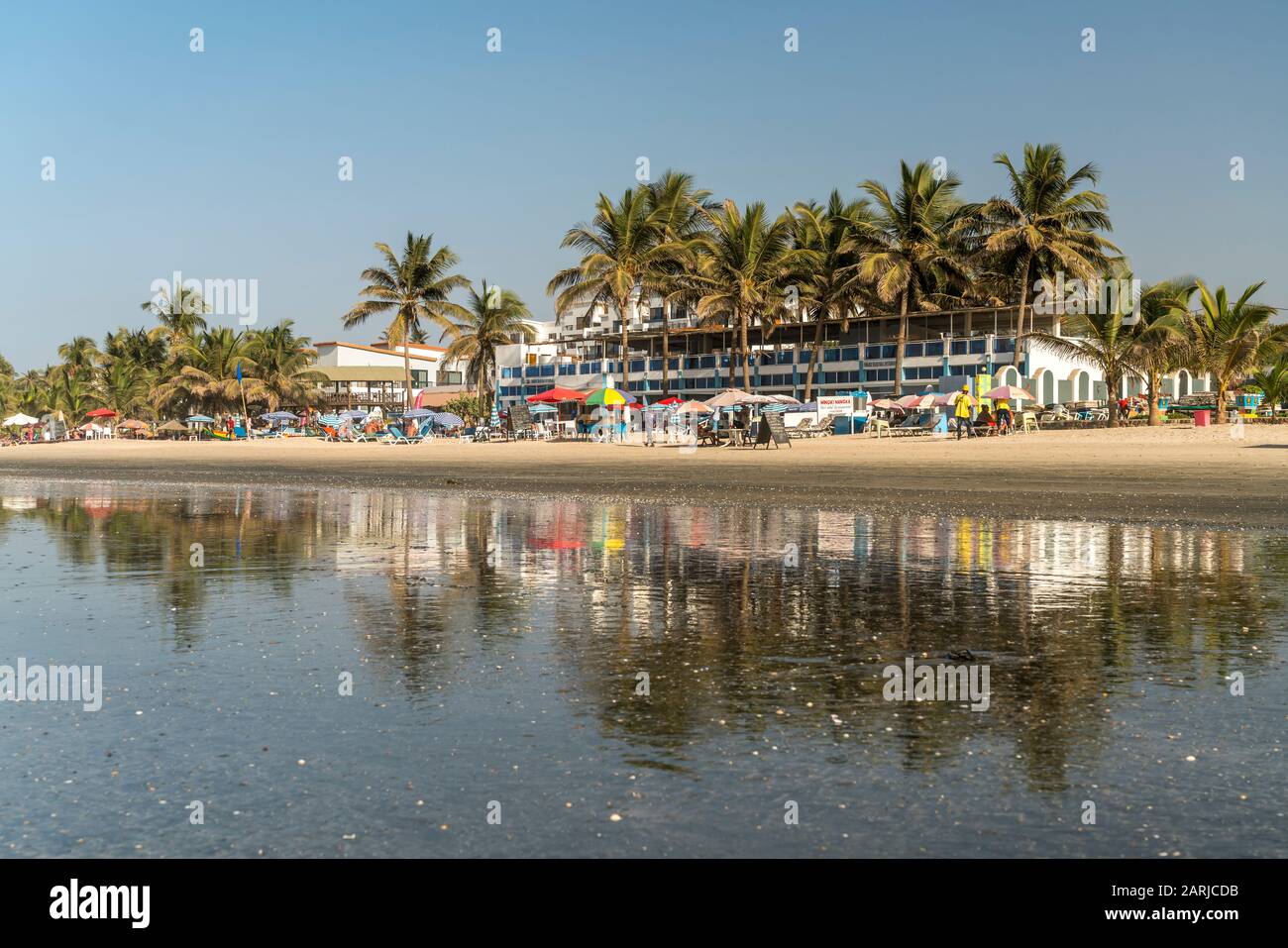 Palmen am Strand von Kotu beim Paradise Beach Bar und Restaurant spiegeln sich bei Ebbe im flachen Wasser, Kotu, Kanifing, Serekunda, Gambia, Westafri Stock Photo
