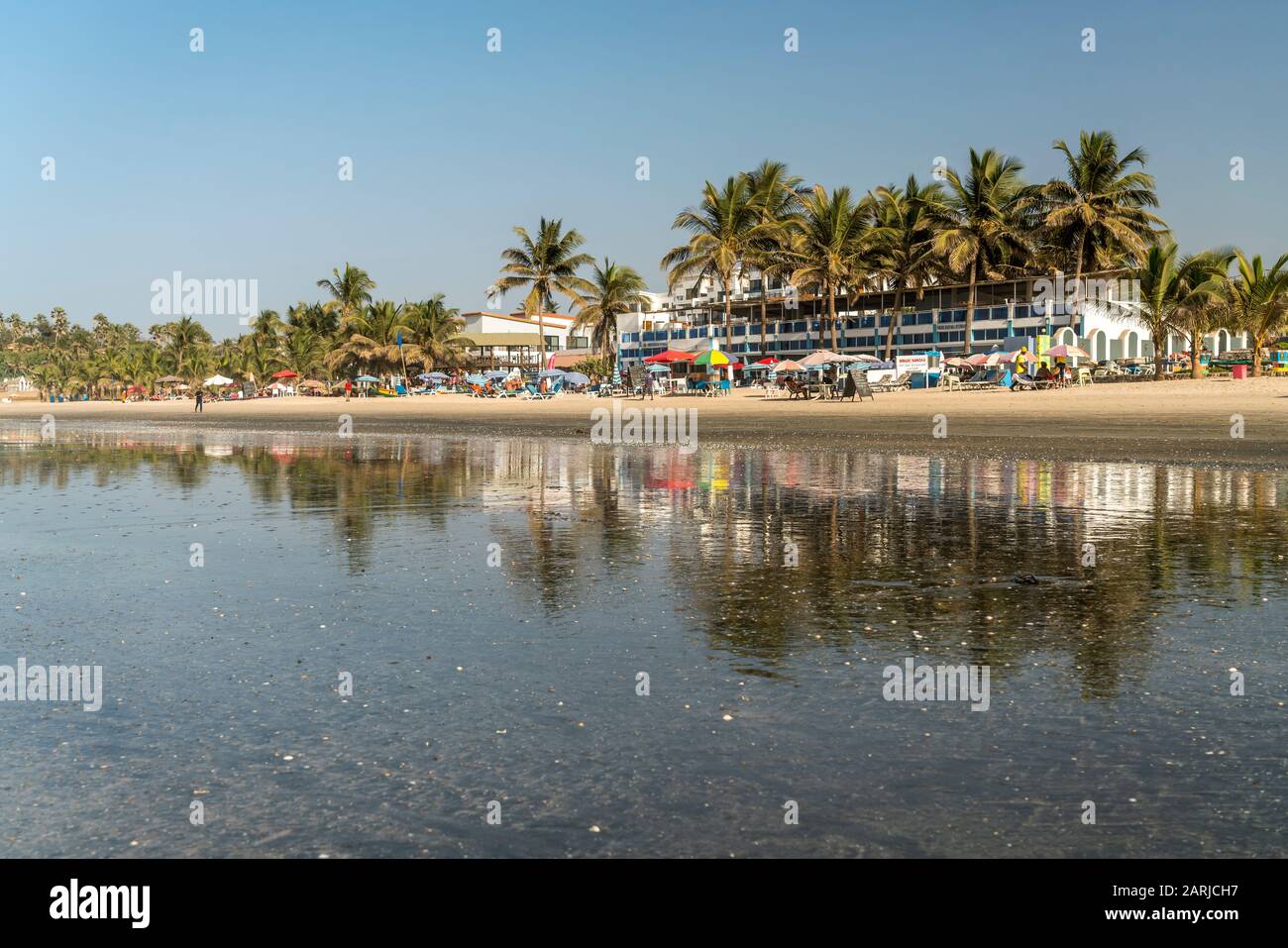 Palmen am Strand von Kotu beim Paradise Beach Bar und Restaurant spiegeln sich bei Ebbe im flachen Wasser, Kotu, Kanifing, Serekunda, Gambia, Westafri Stock Photo