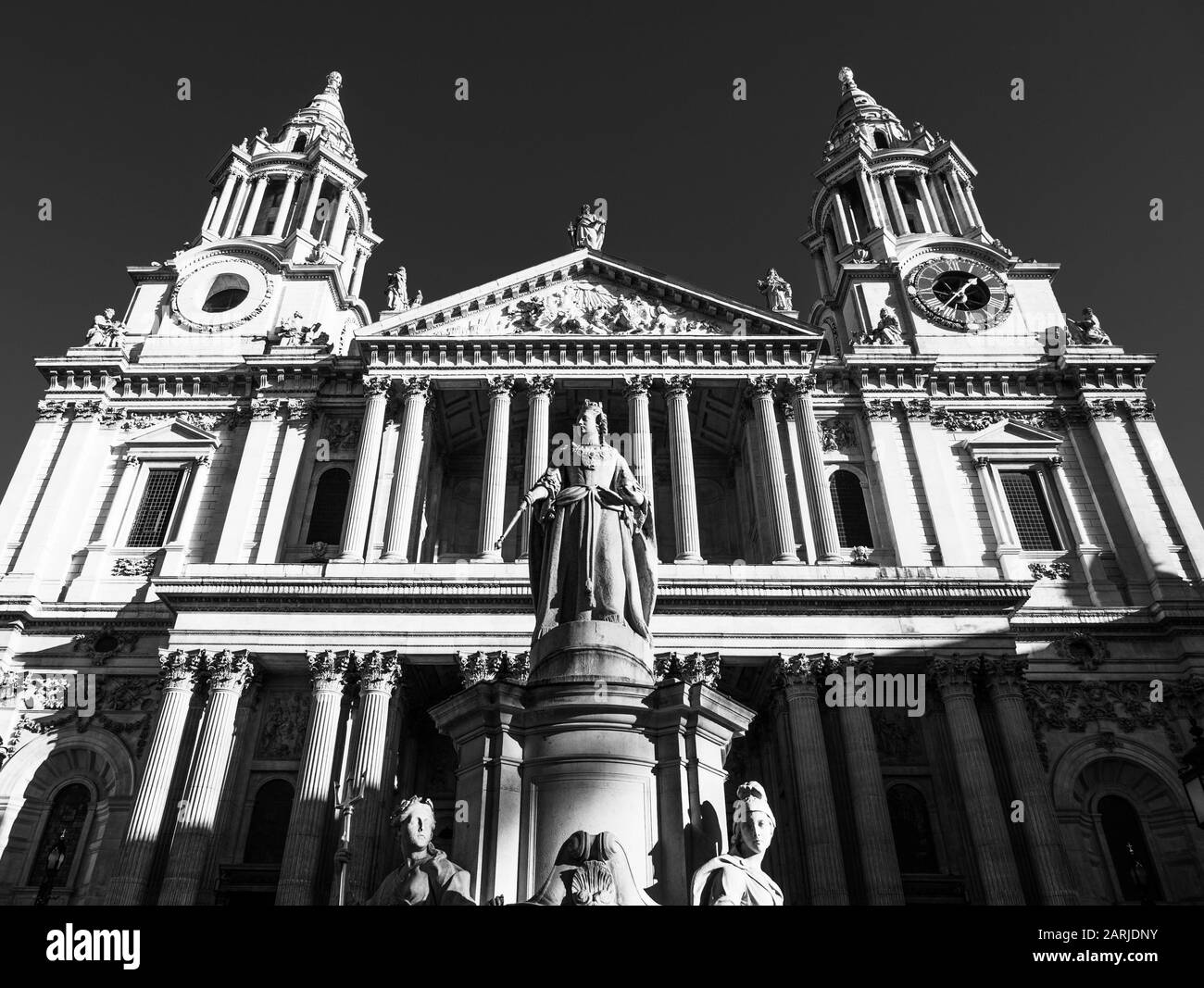 Black and White, Statue of Queen Anne, St Paul's Churchyard, West Front
