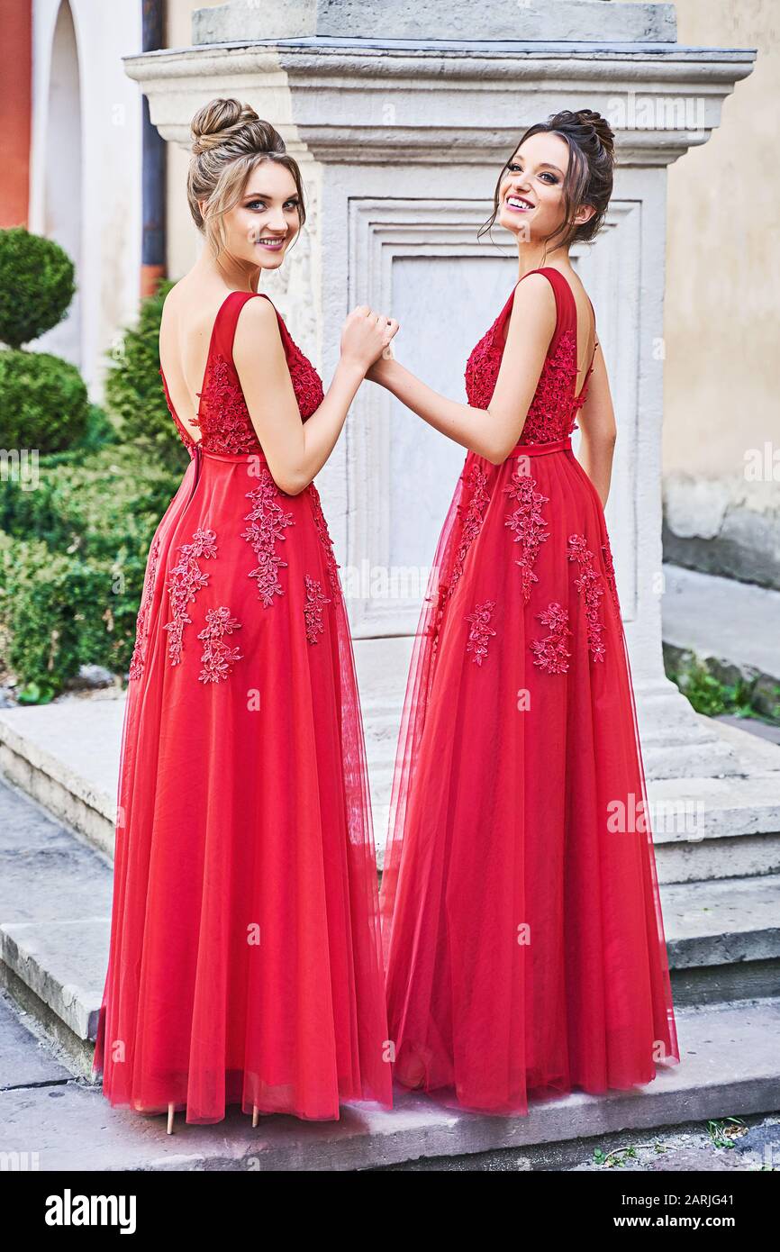 Two bridesmaids holding bouquet hi-res stock photography and images - Alamy