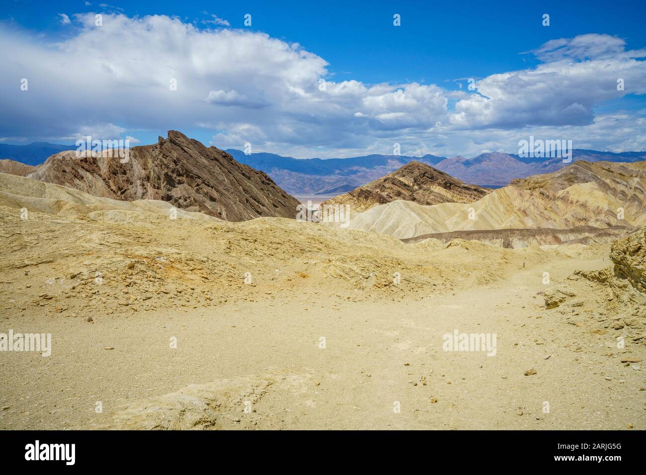 Hikink The Golden Canyon Gower Gulch Circuit In Death Valley National