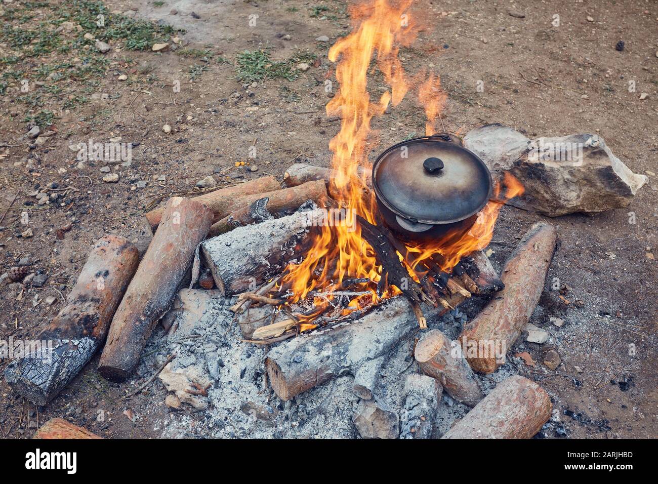 https://c8.alamy.com/comp/2ARJHBD/soup-is-brewed-in-a-bowler-hat-in-a-hike-2ARJHBD.jpg