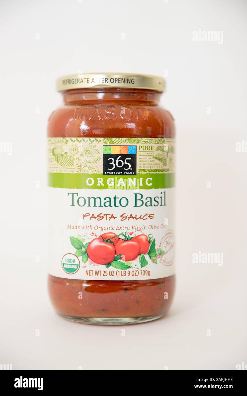 Princeton, Pennsylvania, January 28, 2020:365 Everyday Value, Organic Tomato Basil Pasta Sauce - Image Stock Photo