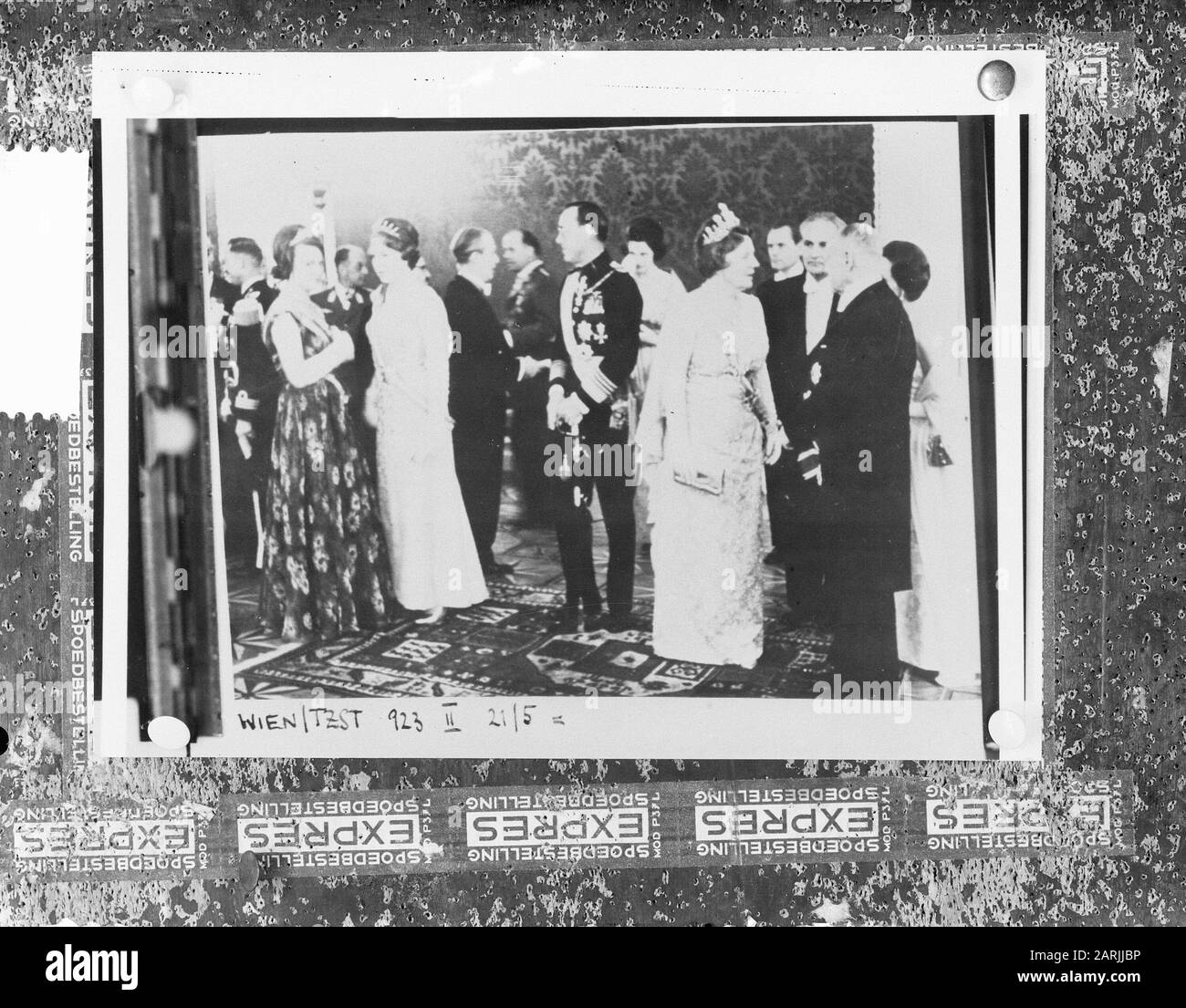 State visit Austria, Queen Juliana at Schonbrunn Palace Date: 21