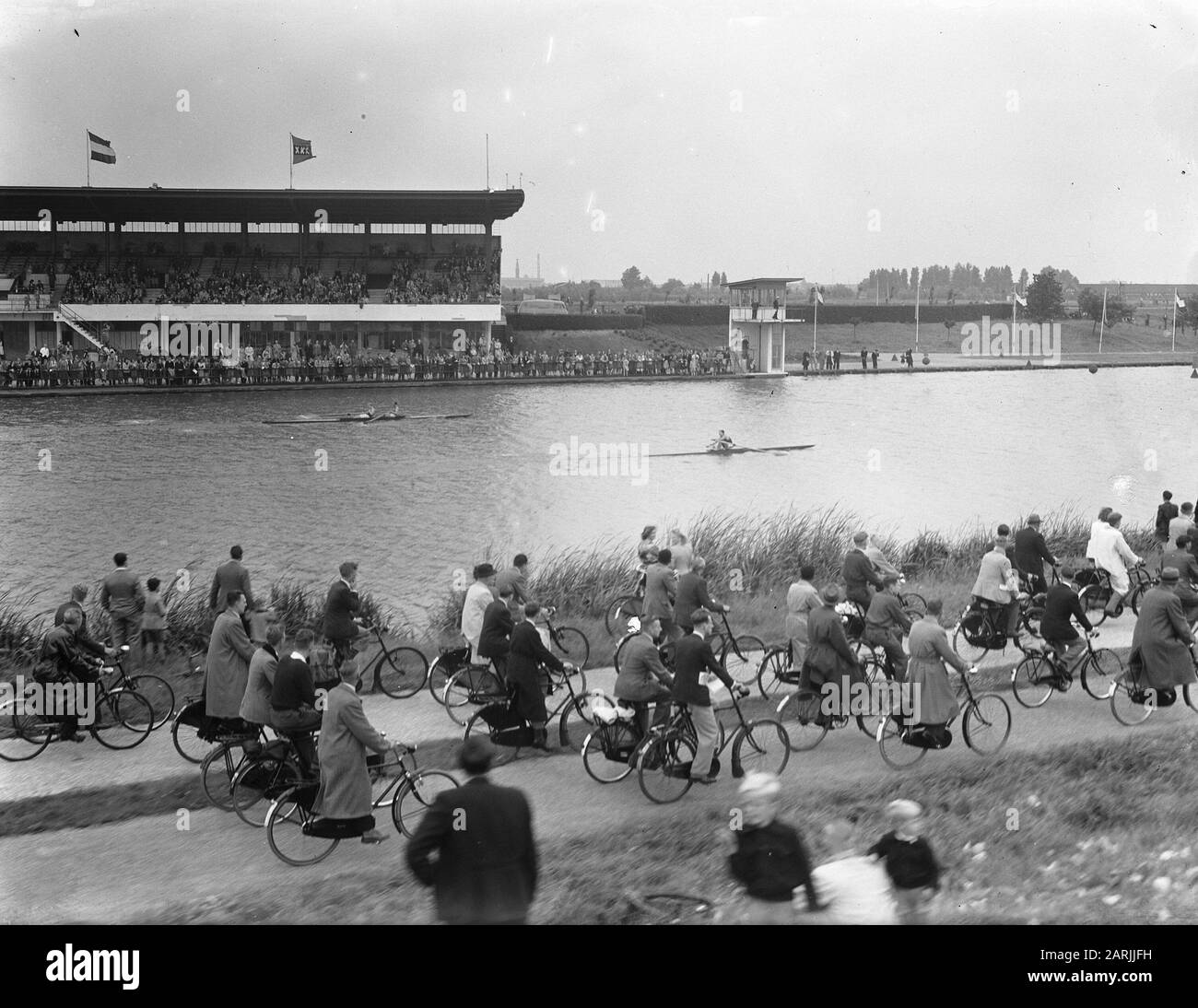 Rowing Championships Bosbaan. On the track a skiffeur and a two ankle