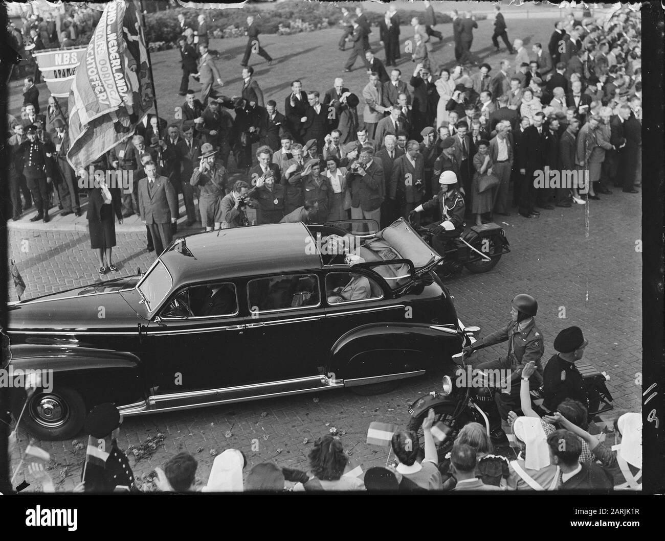 50th anniversary Queen Wilhelmina  Entry in Amsterdam, last as reigning queen, after arrival at Amstelstation Date: 30 August 1948 Location: Amsterdam, Noord-Holland Keywords : anniversaries, royal house, driving tour Stock Photo