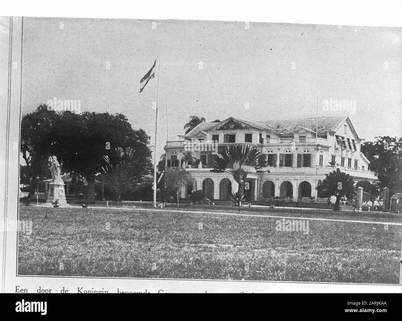 Wi [West Indies]/Anefo London series  The Governor Palace on Wilhelmina Square in Paramaribo. On the left, the statue of Queen Wilhelmina. Annotation: Repronegative. The square was later called Oranjeplein and is now called Independence Square. The statue of the queen has been moved to the fort. Date: {1940-1945} Location: Paramaribo, Suriname Keywords: capitals, government buildings, statues, World War II Personal name: Wilhelminaplein Stock Photo