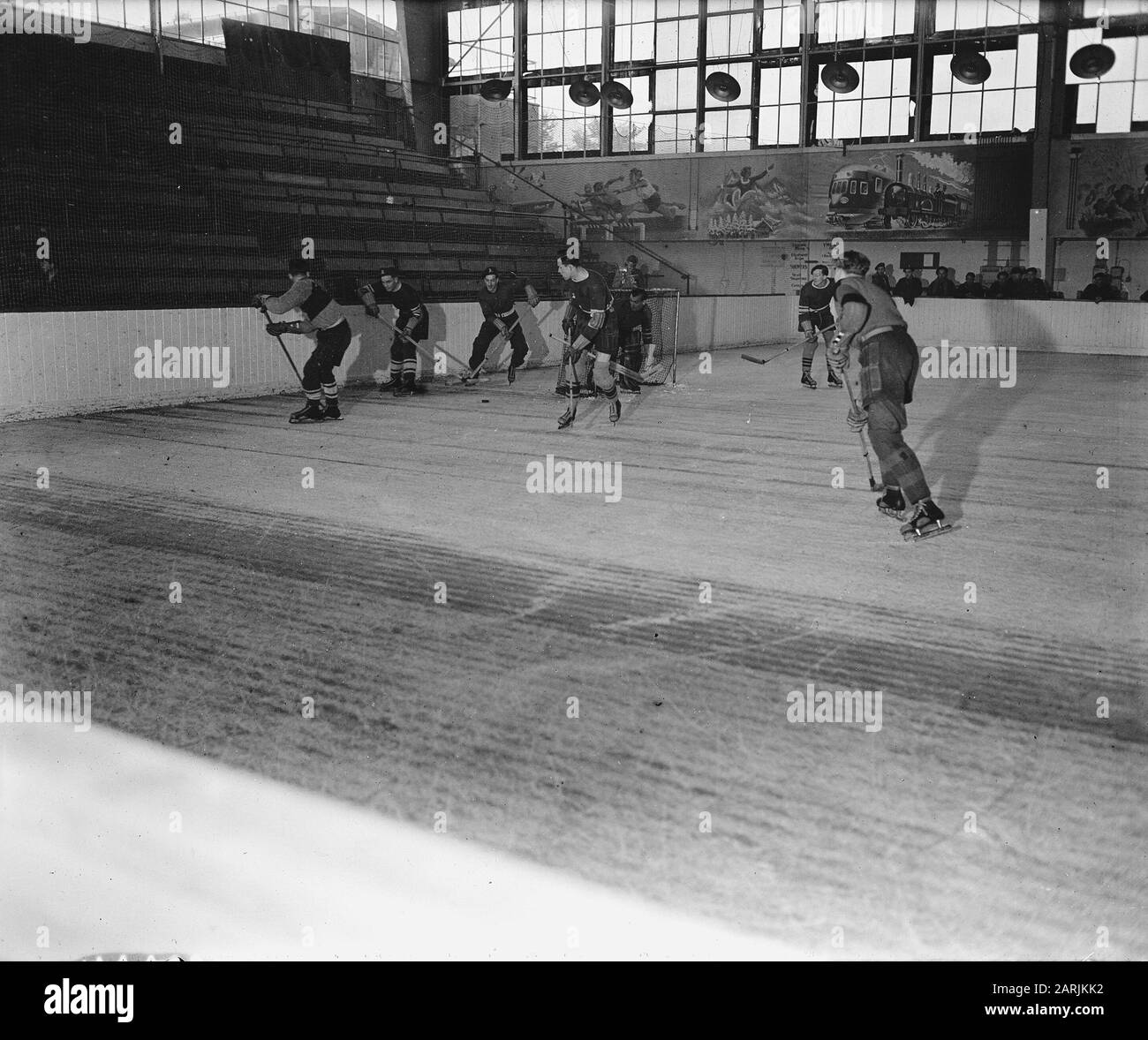 Ice Hockey in the Apollohal in Amsterdam Date November 1945 Location