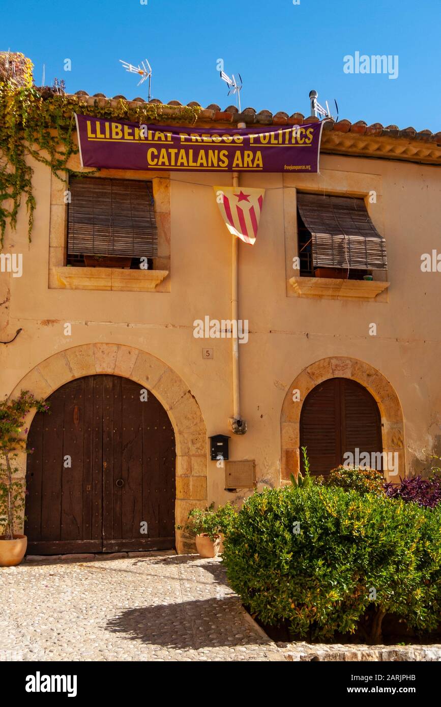 A residential home shows a banner for Catalan independence and the Catalan Flag in the old town of Altafulla, Catalonia, Spain. Stock Photo