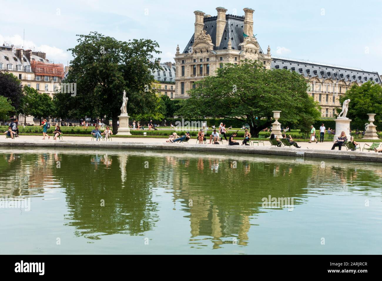 Grand Bassin Rond in Tuileries Garden (Jardin des Tuileries) with Richelieu Wing of the Louvre Museum in background, Tuileries Quarter, Paris, France Stock Photo