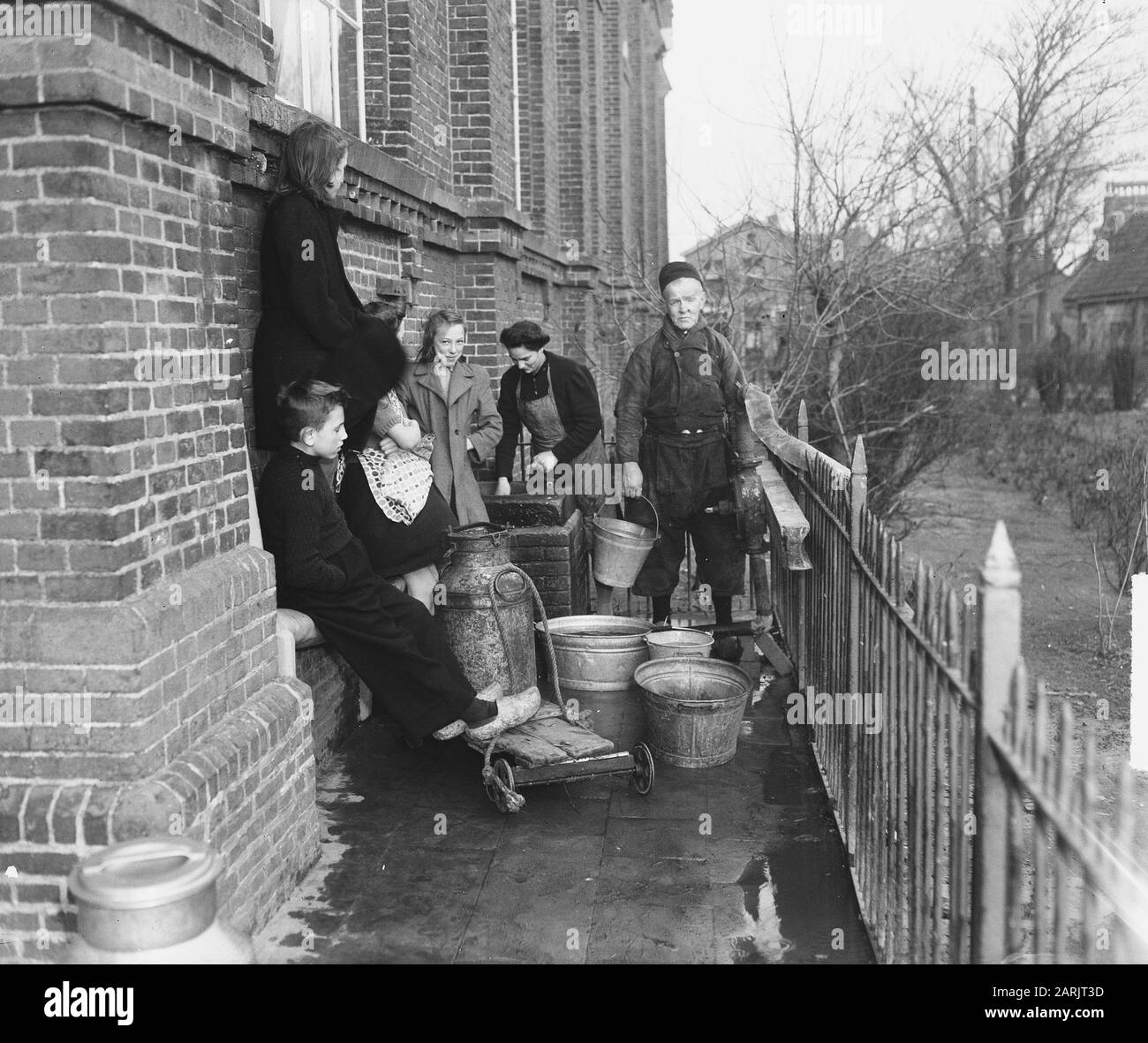 Water scarcity on Urk Date: December 3, 1948 Location: Flevoland, Urk Stock Photo