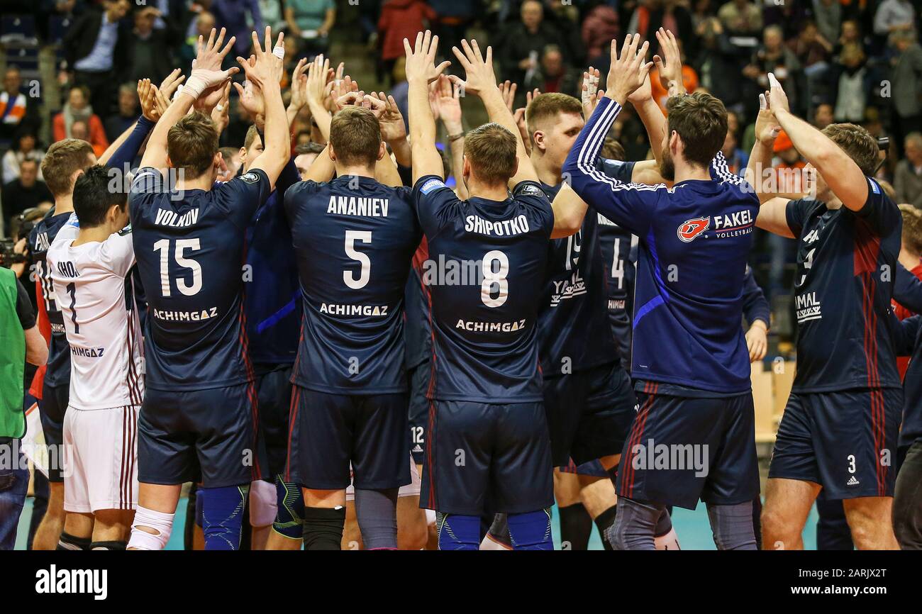 Berlin, Germany. 28th Jan, 2020. Volleyball, men: Champions League, Berlin  Volleys - Fakel Nowy Urengoi, 4th round, Group B, 4th matchday, Max-Schmeling-Halle.  Team of Fakel Novy Urengoy stands together after the victory.