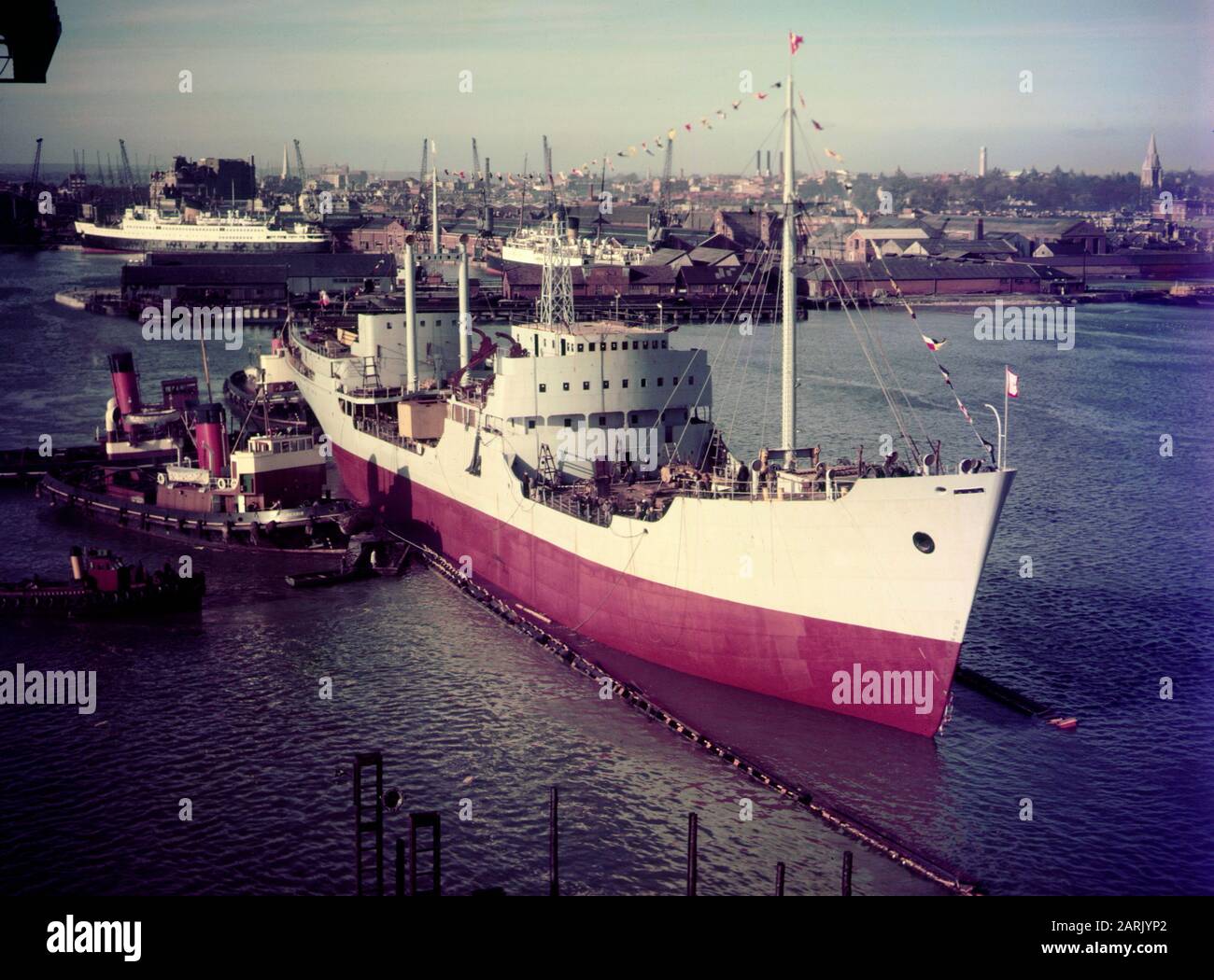 AJAX NEWS & FEATURE SERVICE. 1950S. WOOLSTON, ENGLAND. - THE CARGO SHIP SECHURA BEING LAUNCHED INTO THE ITCHEN RIVER FROM THE WOOLSTON SHIPYARD. CITY OF SOUTHAMPTON AND CROSS CHANNEL FERRIES CAN BE SEEN BACKGROUND.  PHOTO:AJAX NEWS & FEATURE SERVICE/VT COLLECTION REF:VT171703 9 Stock Photo