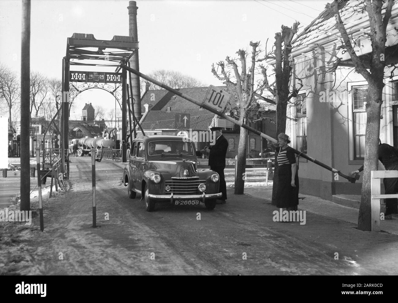 Tol disappears in Sloten Friesland Date: 29 December 1950 Location:  Friesland, Locks Keywords: toll Stock Photo - Alamy