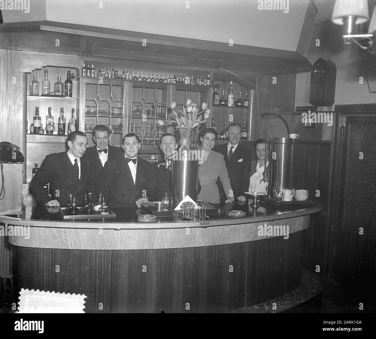 Piet van de Pol (billiard champion) In a café, men behind the tick Date