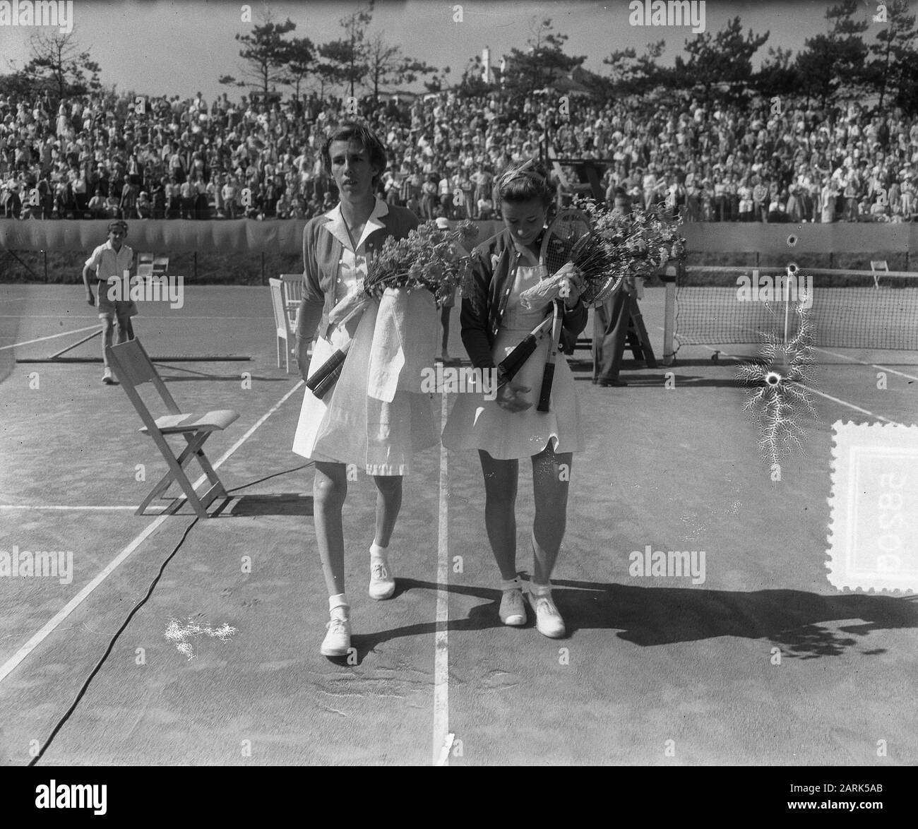 Tennis Noordwijk. Maureen Connolly (right) and Doris Hart (left) Annotation: Maureen Connolly (nickname Little Mo) won in 1953 all 4 major tennis tournaments (Wimbleden, US open, Paris, and Australian Open) Date: 4 July 1953 Location: Noordwijk, Zuid-Holland Keywords: sport, tennis Personname: Connolly, Maureen, Hart, Doris Stock Photo