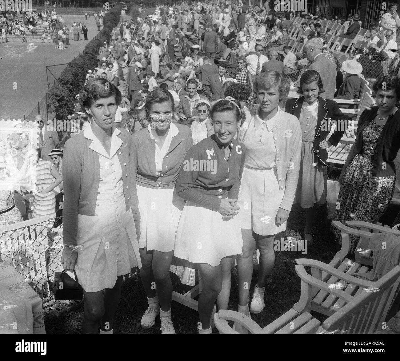 Tennis Noordwijk. From the left the American ladies Doris Hart, Shirley Fry and Wimbledon champion Maureen Connolly. Date: 4 July 1953 Location: Noordwijk Keywords: tennis Person name: Doris Hart, Maureen Connolly, Shirley Fry Stock Photo