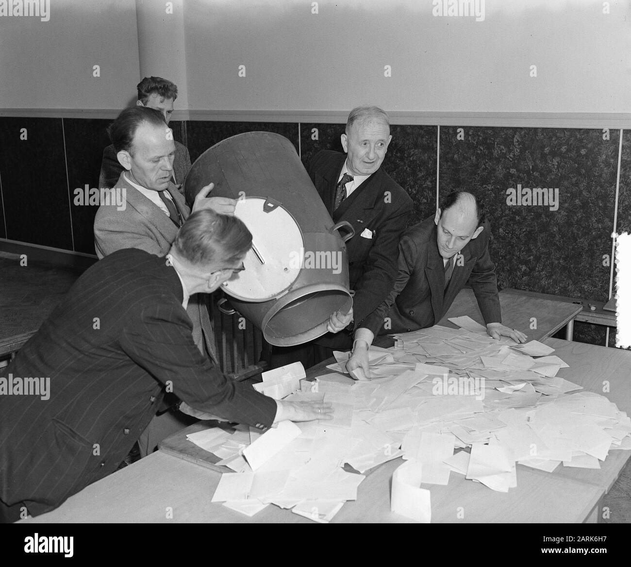 Election Provincial States, the census in polling room Date: April 21, 1954 Keywords: Elections, voting rooms Stock Photo
