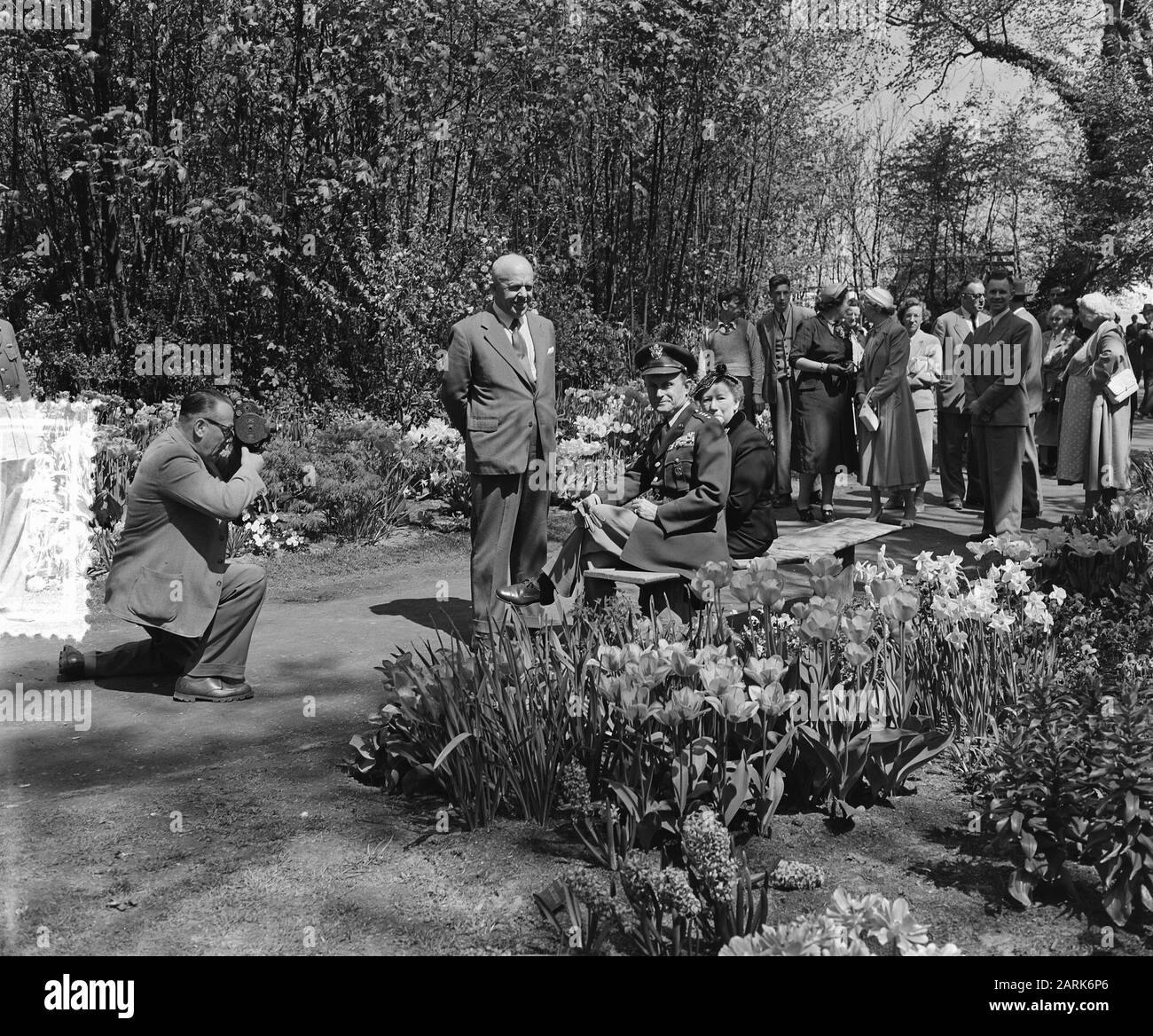 General Gruenther, with wife, visits Keukenhof, in the company of Minister of War and Navy, ir. C. Staf. Posing for photographers and filmers Annotation: Gruenther was commander in chief of the Allied troops in Europe Date: 14 May 1954 Location: Lisse, Zuid-Holland Keywords: visits, flowers, ministers, officers, parks Personal name: Gruenther, Alfred, Staf, Kees Institution name: Keukenhof Stock Photo