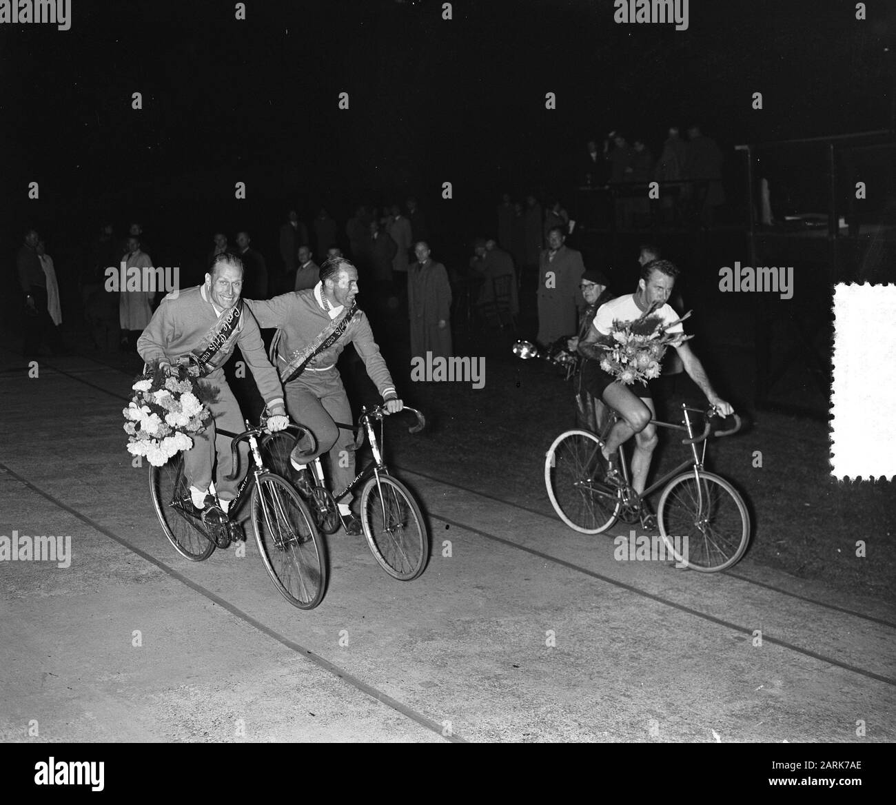 Cycling race for big prize Amsterdam, honorary round Derkse Pronk, French Date: September 16, 1954 Location: Amsterdam, Noord-Holland Keywords: PRICE, honorary rounds, cycling races Personal name: Derksen, FRENCH Stock Photo