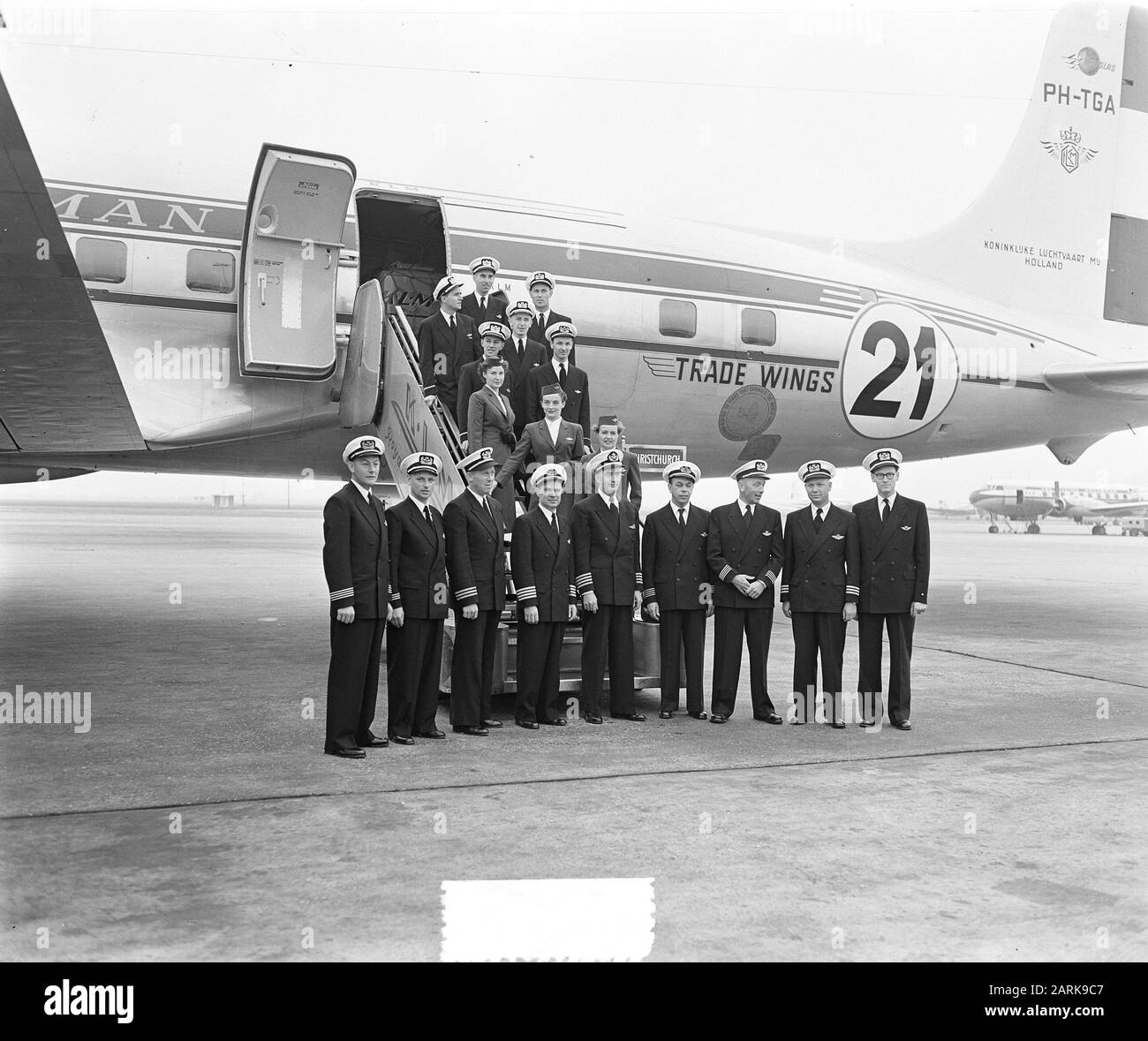 Departure KLM DC 6A Liftmaster Dr. Ir. M.A. Damme to Christchurch (via London). Participant in the London-Christchurch Canterbury Centennial Air Race. Crew for aircraft Date: 2 October 1953 Location: Noord-Holland, Schiphol Keywords: crews, group portraits, aviation, aircraft Personal name: Dc 6a Liftmaster Institution Name: KLM Stock Photo