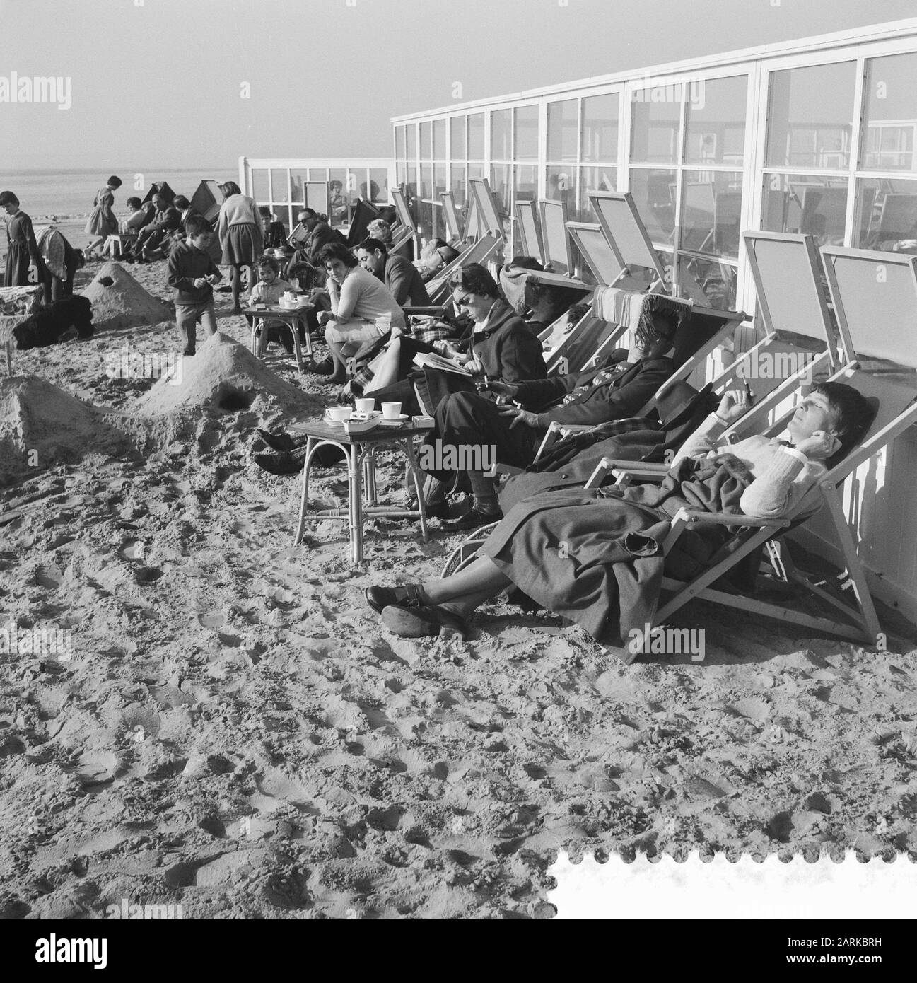 1960s crowded beach scene hi-res stock photography and images - Alamy