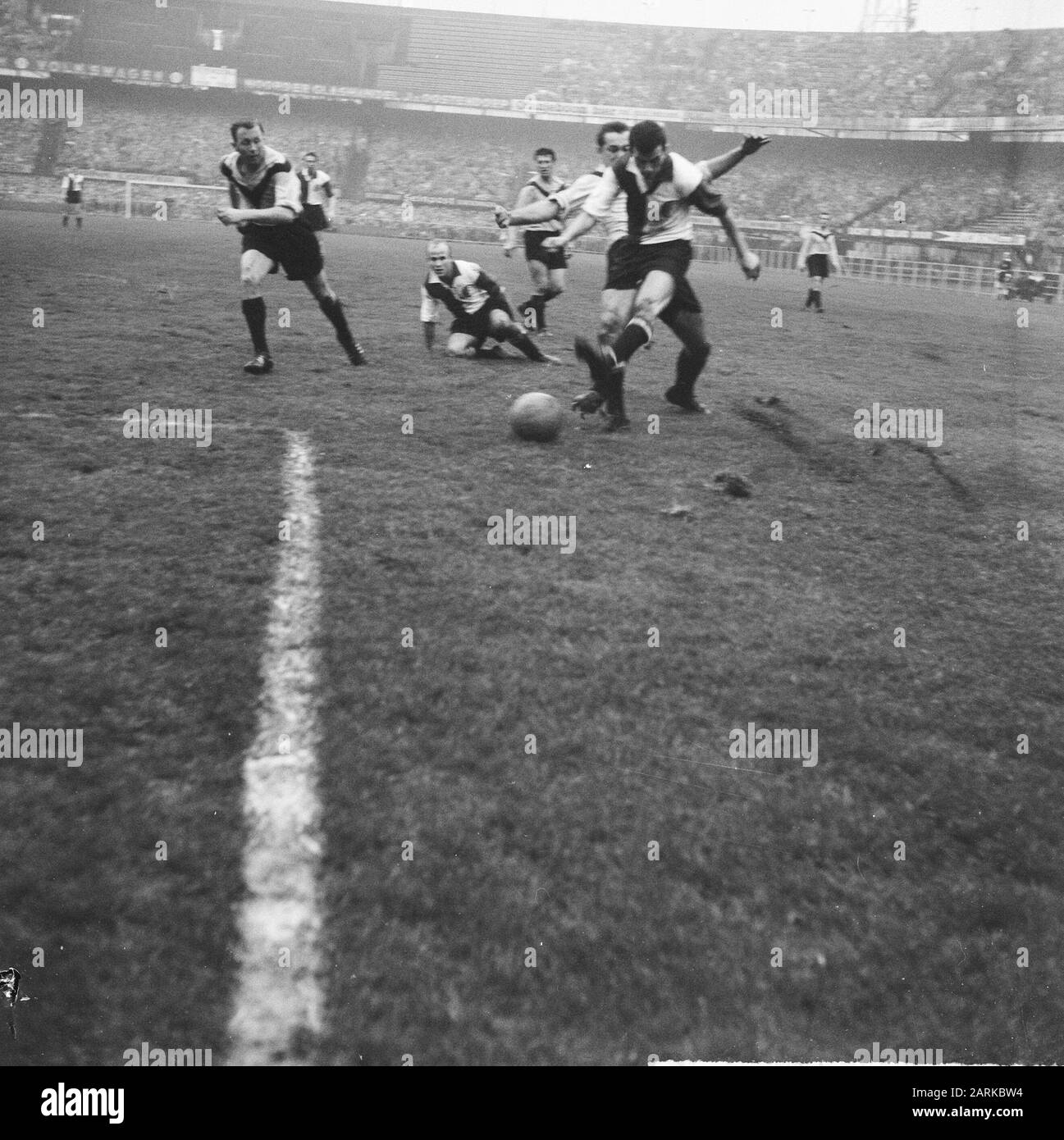 Feyenoord v DOS 4-3, Coen Moulijn in action Date: November 27, 1960 Location: Rotterdam, South-Holland Keywords: sport, football Personal name: Moulijn, Coen Institution name: Feyenoord Stock Photo