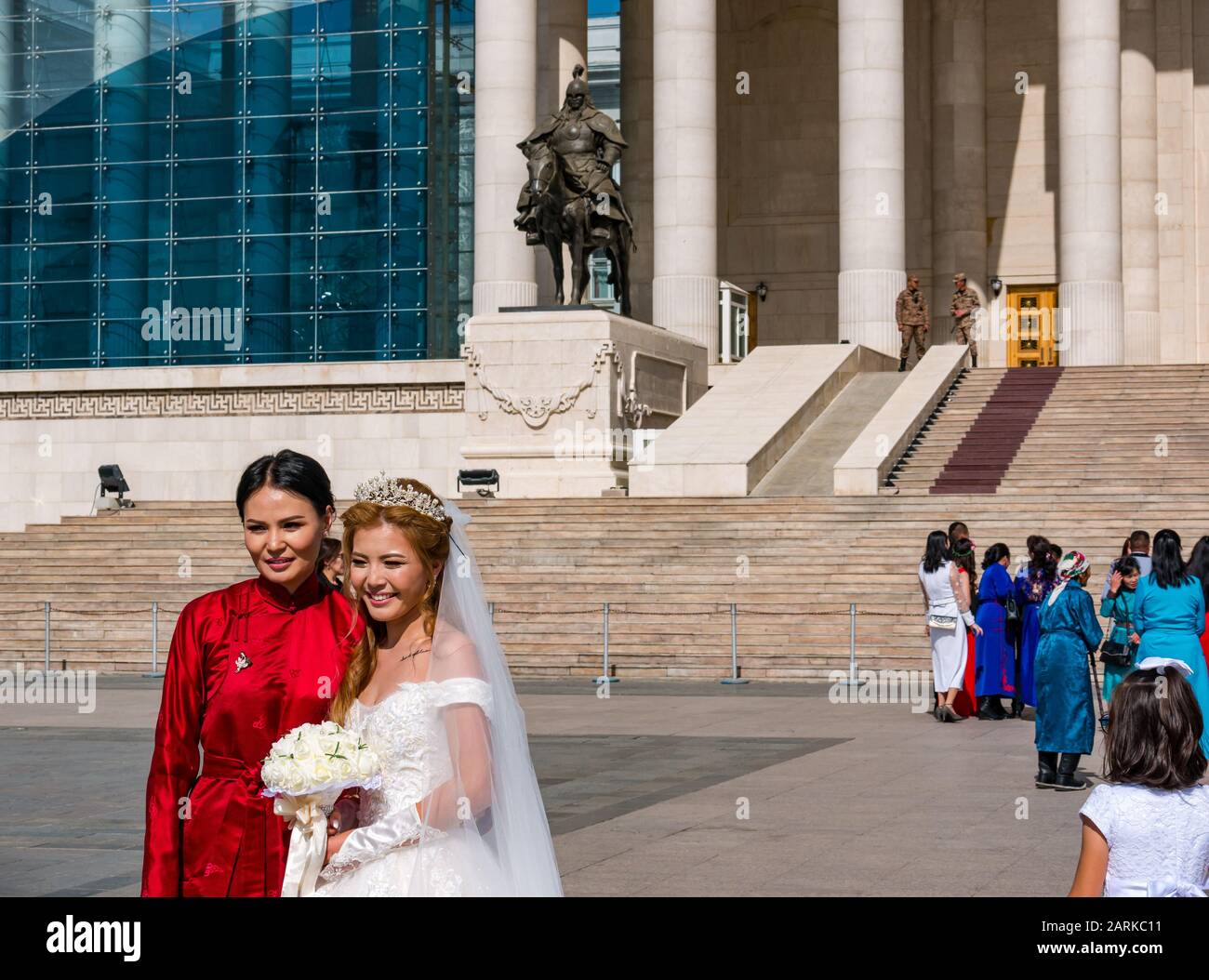 https://c8.alamy.com/comp/2ARKC11/wedding-party-celebrating-with-bride-skhbaatar-square-ulaanbaatar-mongolia-2ARKC11.jpg