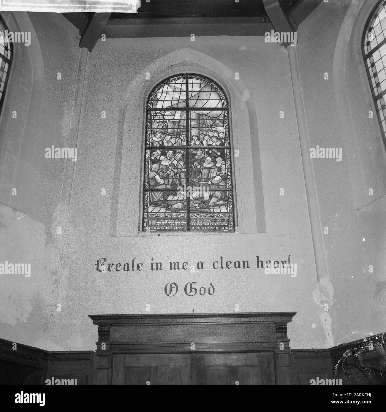Restoration English church at Beguinage. Assignment Trouw. Church window Date: October 26, 1961 Keywords: churches, restorations Institution name: Begijnhof, Trouw Stock Photo