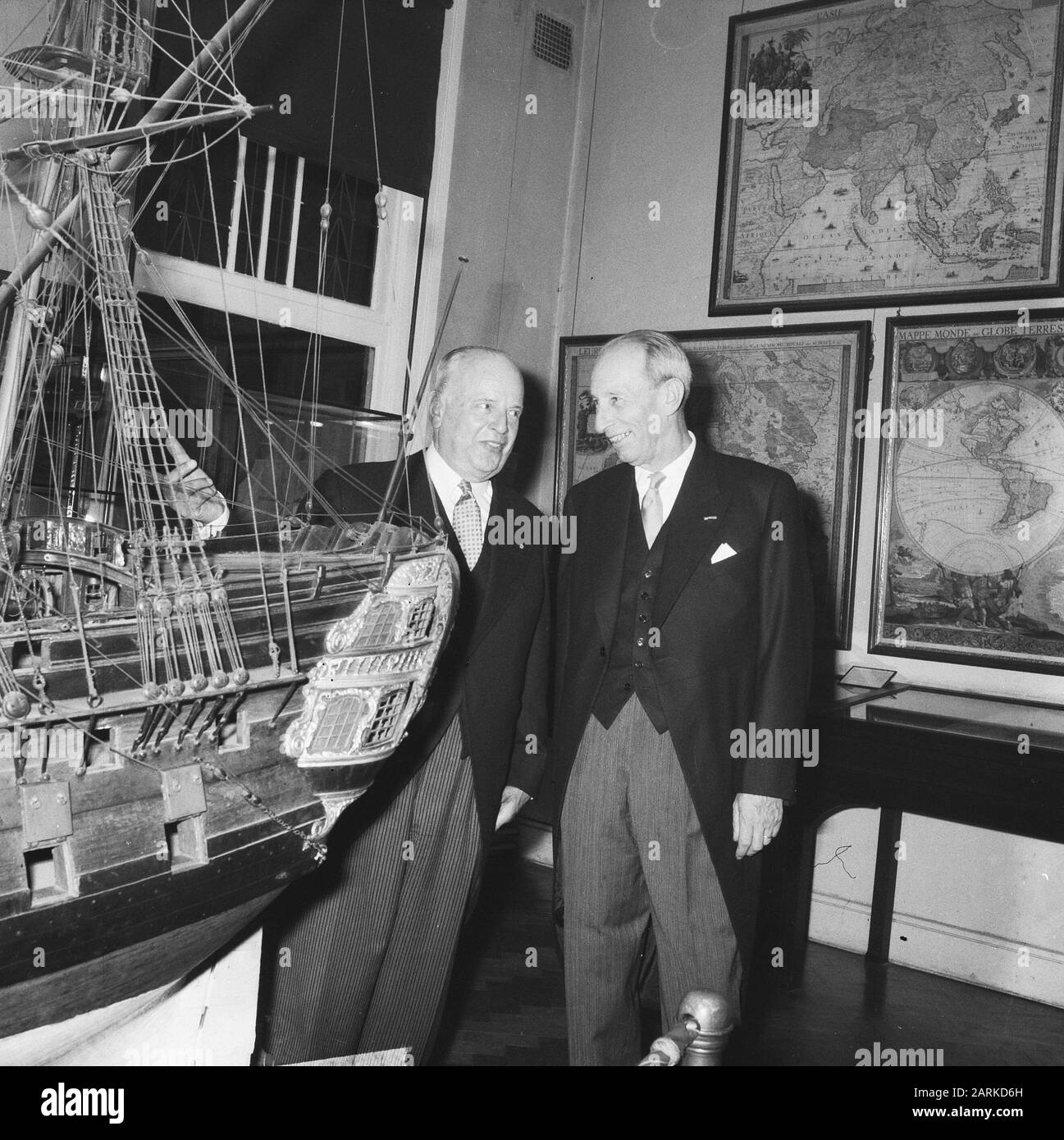 Het Scheepvaartmuseum exists 40 years, left Dr. E. Crone and Mr. G.A. Cox (director museum) Date: November 1, 1962 Location: Amsterdam, Noord-Holland Keywords: directors, museums Personal name: Cox, G.A., Crone, E. Stock Photo