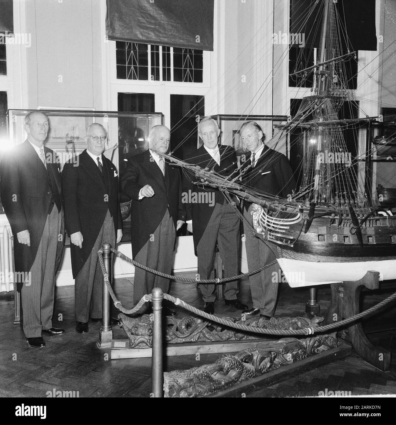 Het Scheepvaartmuseum exists 40 years, 3rd from left Dr. E. Crone and entirely right Mr. G.A. Cox (director museum) Date: November 1, 1962 Location: Amsterdam, Noord-Holland Keywords: directors, museums Personal name: Cox, G.A., Crone, E. Stock Photo