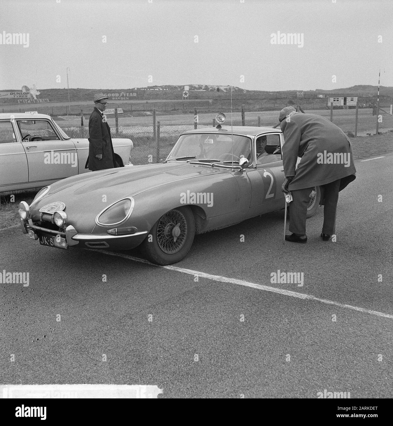 Tulpenrallye 1963, drs. H. L. Bestenbrink - K. S. Barendregt (The Netherlands) in a Jaguar E-type Date: April 25, 1963 Keywords: Autories, Motorsports, Sports Person name: Barendregt, K.S., Oostenbrink, H.L. Institution name: Tulpenrally Stock Photo