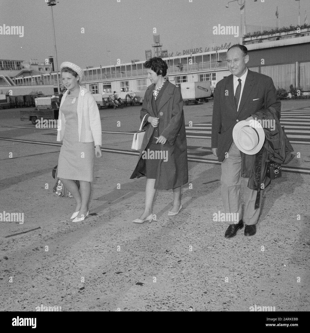 Elec Schwartz to Benfica, departure at Schiphol with wife and daughter Date: 2 July 1964 Location: Noord-Holland, Schiphol Keywords: daughters, departures, women Institution name: Benfica Stock Photo