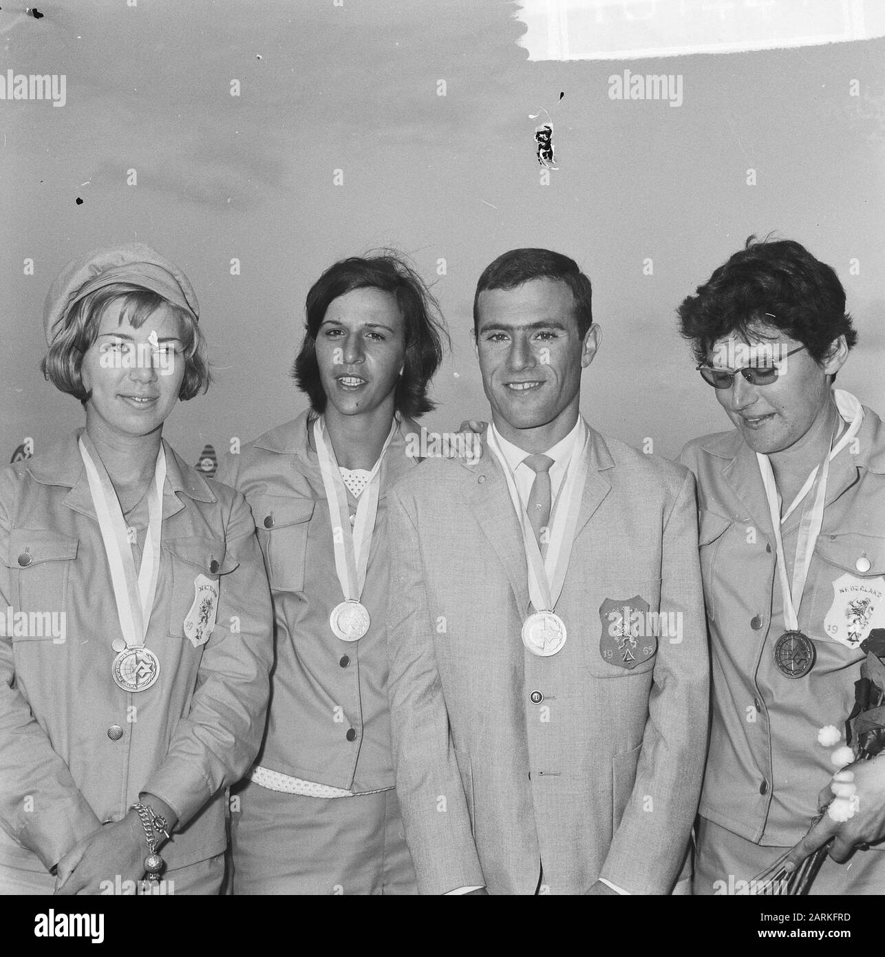 Back from Israel of the Maccabiade, v.l.n.r. Ineke van Wezel, Carry Piller, Rob Redeker and Selma Heijstek (all gold) Date: September 5, 1965 Location: Israel Keywords: arrivals Personal name: Maccabia Stock Photo