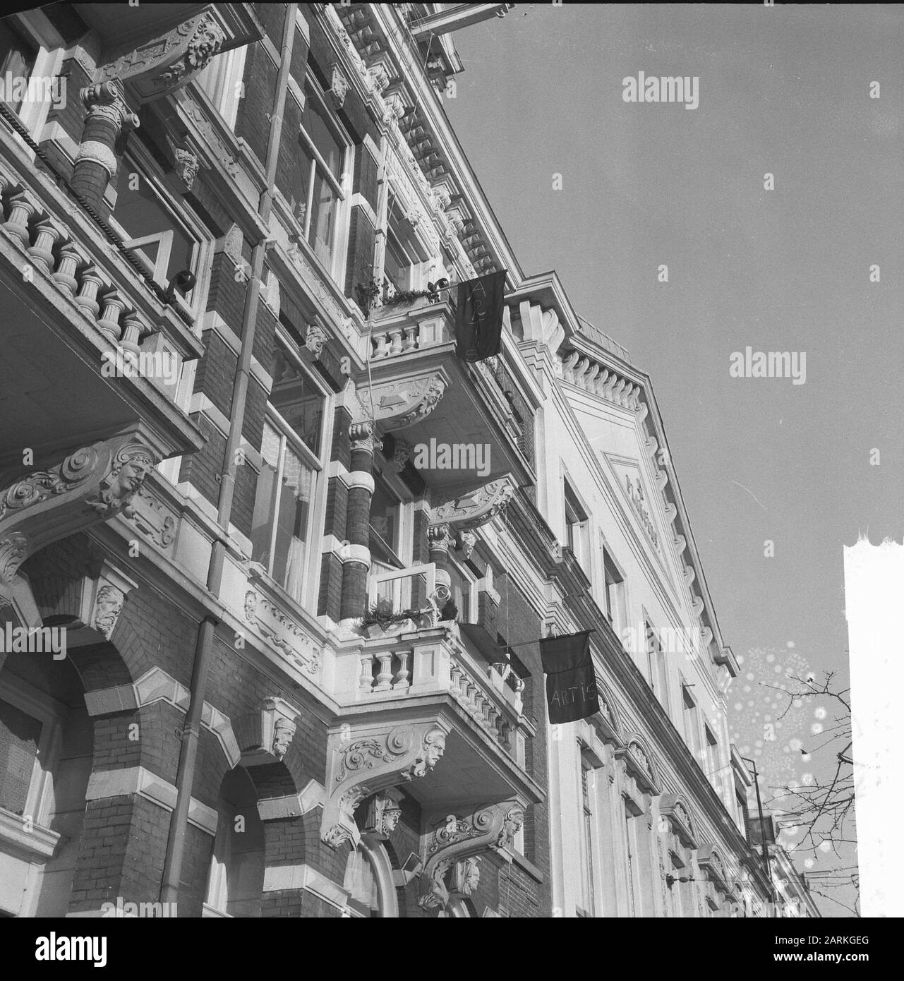 ongezond Plasticiteit schedel Black flag from the neighbours opposite zoo Artis in Amsterdam flags,  facades Date: 23 November 1965 Location: Amsterdam, Noord-Holland Keywords:  facades, flags Institution name: Artis Stock Photo - Alamy