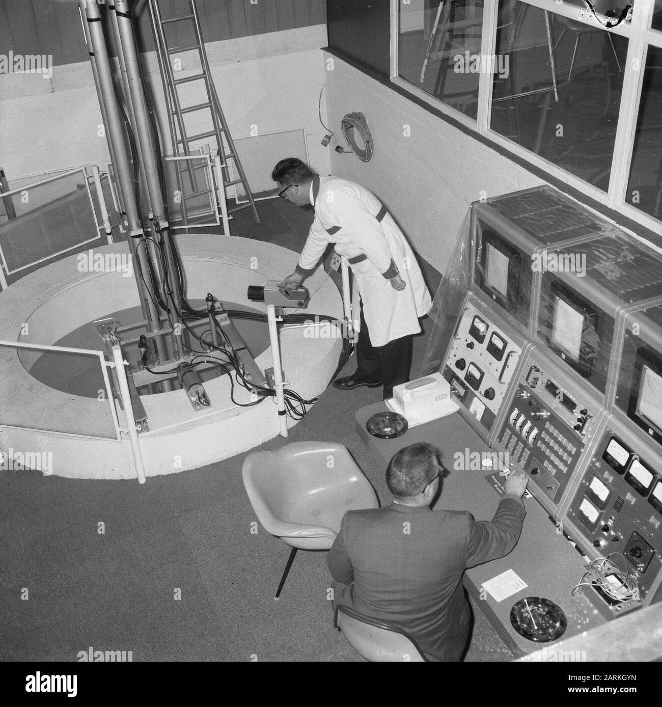 Exhibition Working with atoms, in Utrecht, the small trainings and research reactor with control panel Date: February 28, 1966 Location: Utrecht Keywords: atoms, exhibitions  : Nijs, Jac. de/Anefo Stock Photo