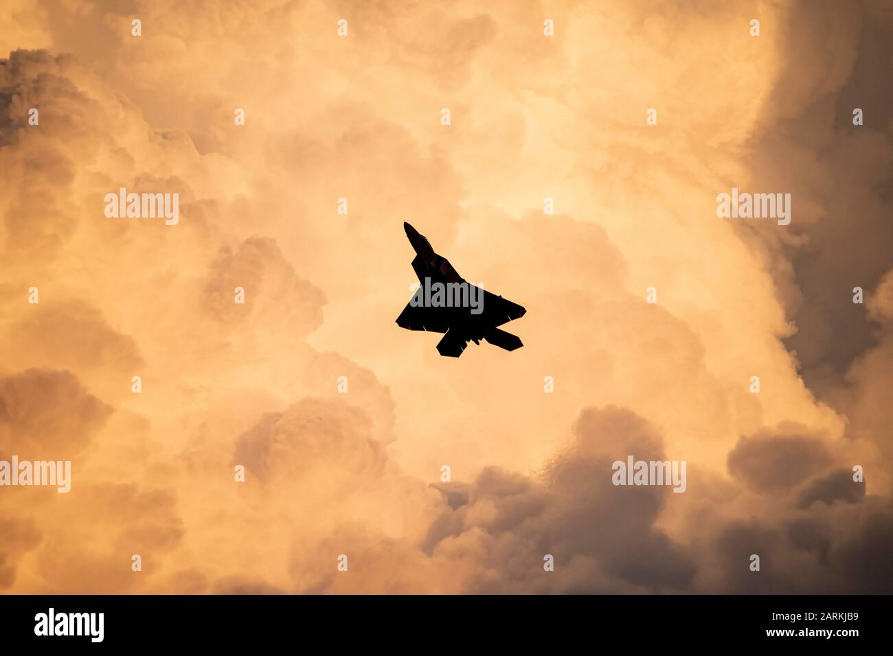 U.S. Air Force Maj. Paul Lopez, F-22 Demo Team commander, flies a twilight demonstration during EAA AirVenture in Oshkosh, Wis., July 28, 2019.  Founded in 2007, the F-22 Raptor Demo Team showcases the unique capabilities of the world's premier 5th-generation fighter aircraft. (U.S. Air Force photo by 2nd Lt. Samuel Eckholm) Stock Photo
