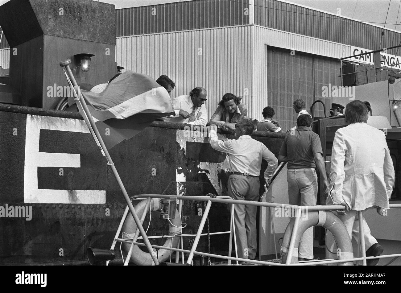 The seizure of Radio Veronica's ship in the port of Amsterdam Veronica  director Bull Verwey on the police boat in conversation with Rob Out Date:  11 August 1975 Location: Amsterdam, Noord-Holland Keywords: