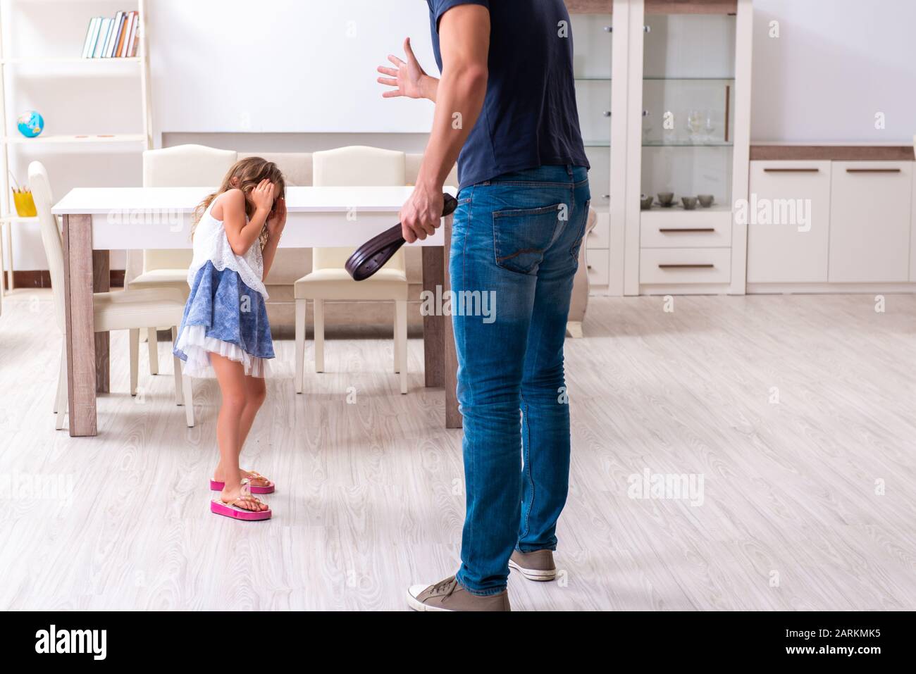 пап наказывает дочь