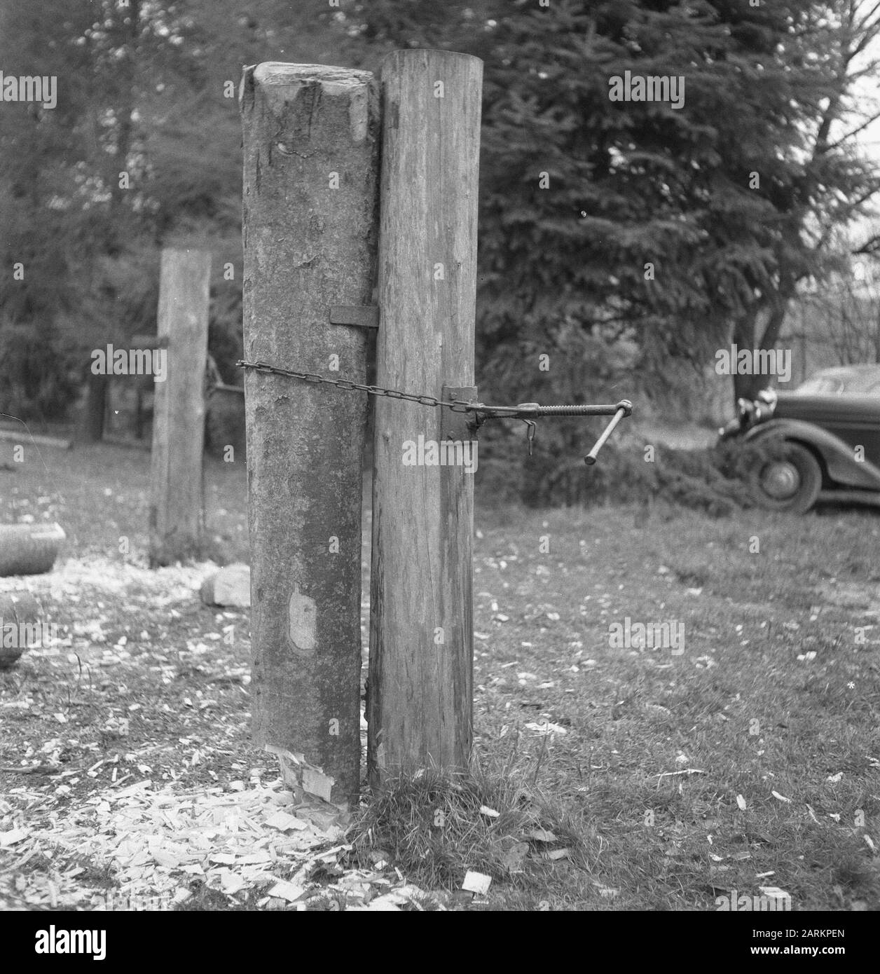 Binding chains hires stock photography and images Alamy