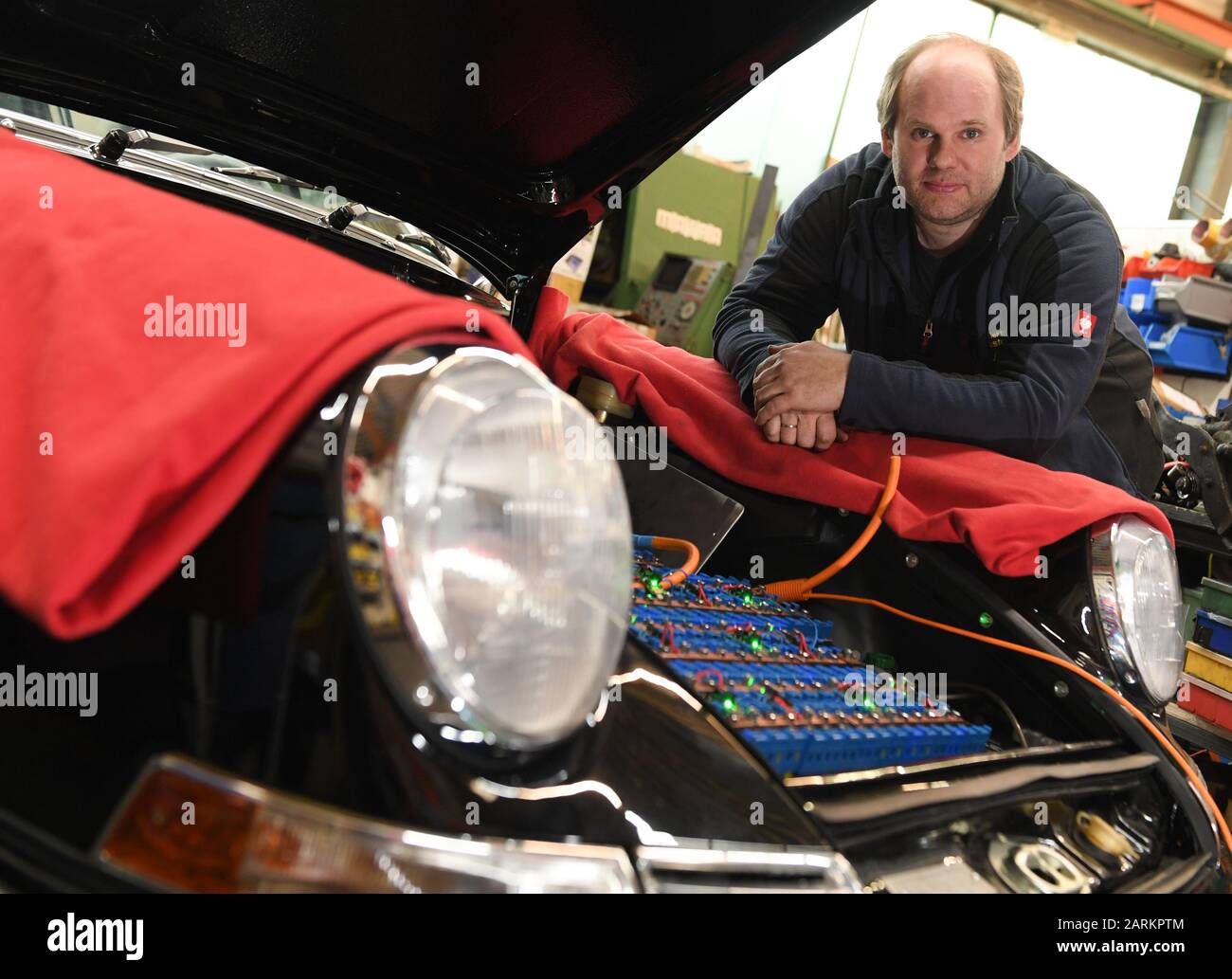 22 January 2020, Hessen, Offenbach/Main Marco Lorey checks the battery