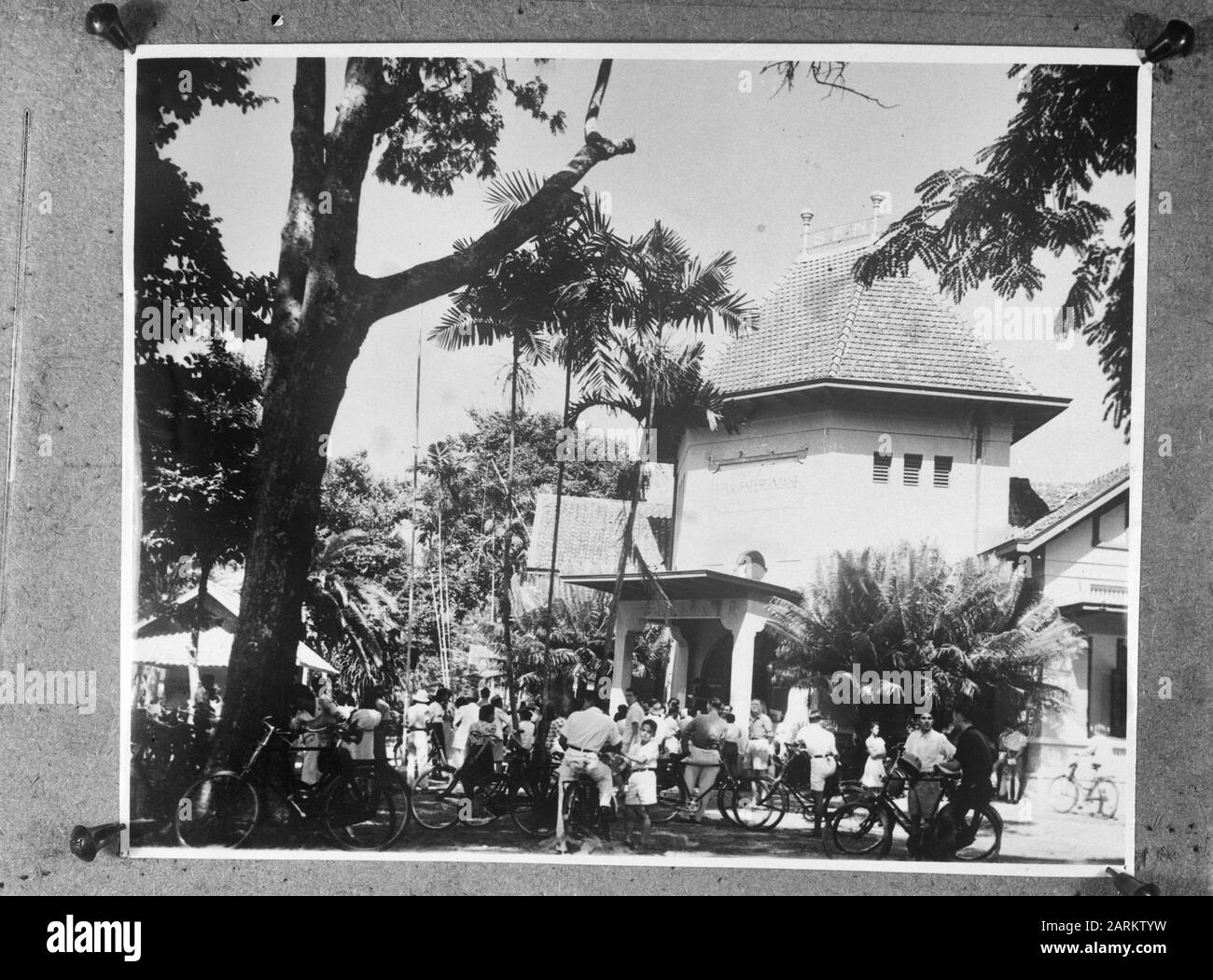 Office building Raprie Bandoeng Date: March 26, 1946 Location: Bandung, Indonesia, Java Stock Photo