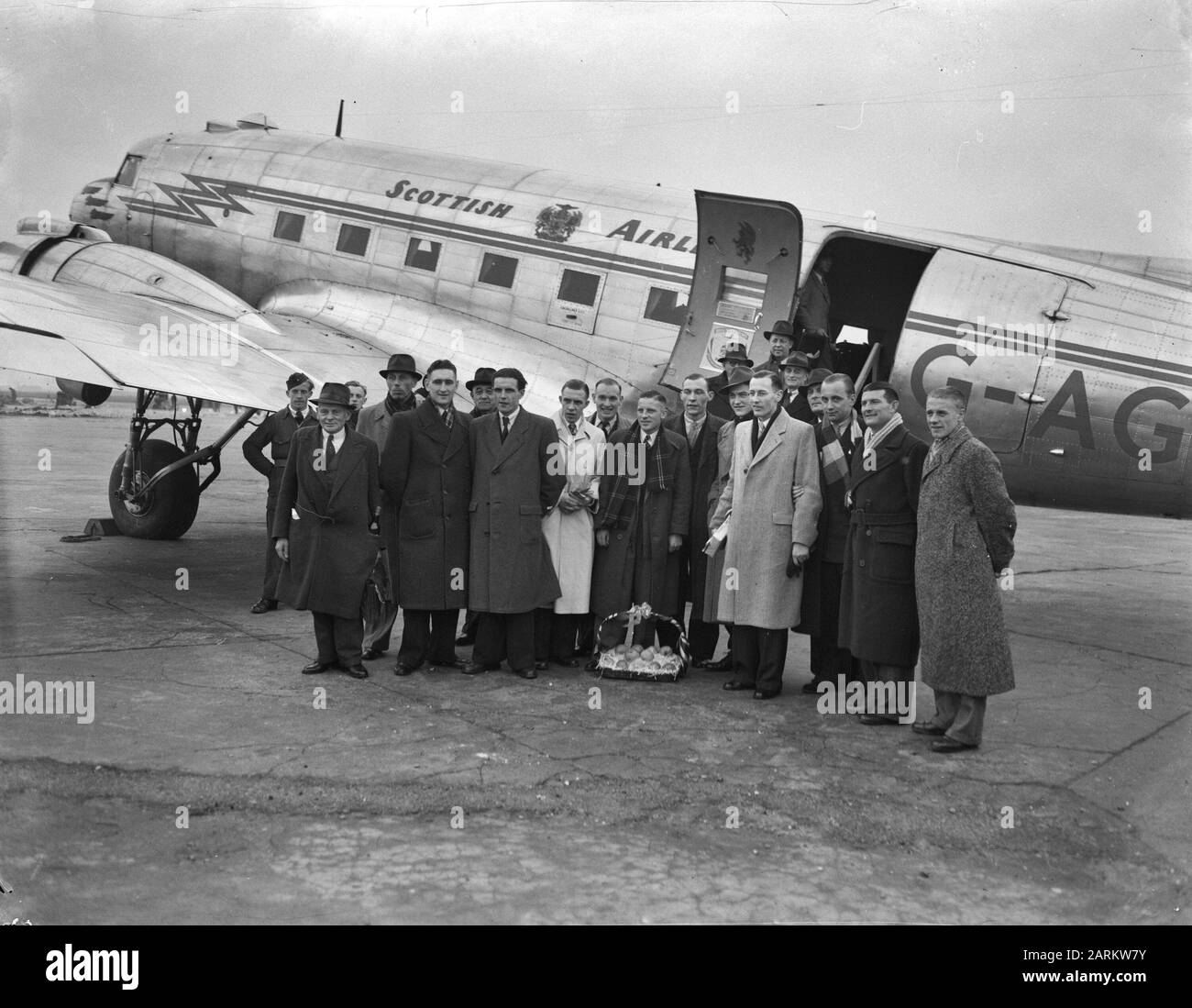 Departure Dutch national team to England Date: 25 November 1946 Location: Noord-Holland, Schiphol Keywords: teams, sports, departures, airplanes, football Institution name: Dutch Elftal Stock Photo