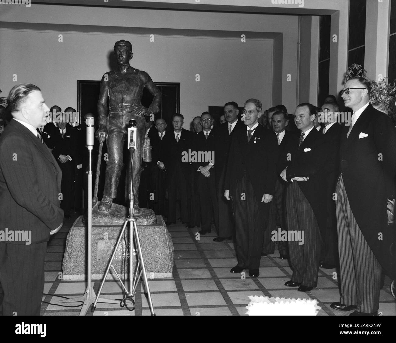 The Golden Jubilee of the State Mines in Limburg. A statue, depicting a miner, was offered by the miners. The unveiling of the sculpture produced by the sculptor Melis. Date: May 8, 1952 Keywords: GIFTS, STATE MININES, Deals, Anniversary Stock Photo