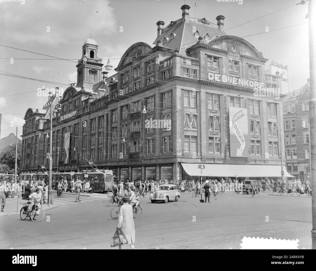 Department store De Bijenkorf in Amsterdam Date: 18 July 1952 Location:  Amsterdam, Noord-Holland Keywords: buildings, city sculptures, department  stores Stock Photo - Alamy