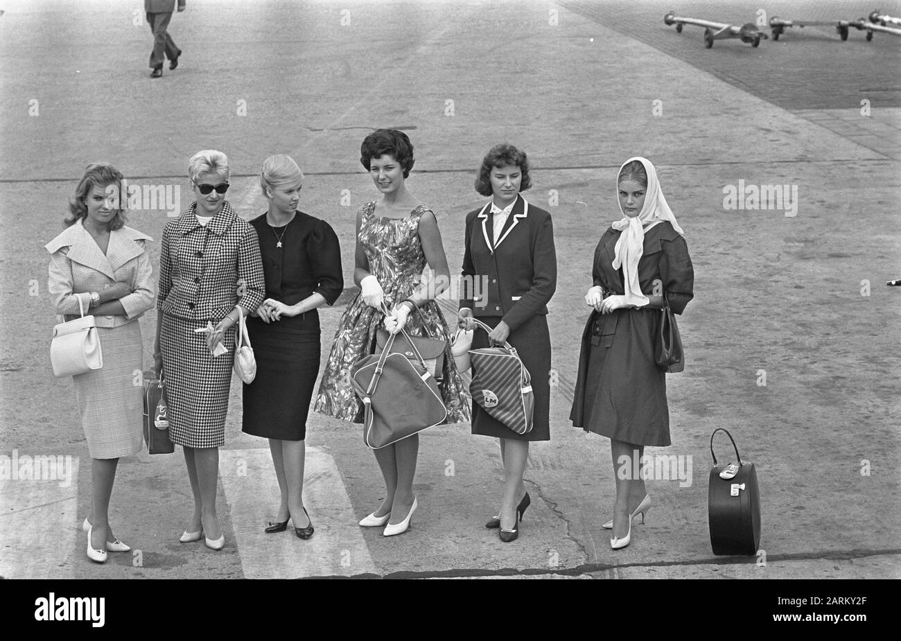 Departure to Palermo from the beauty queen for the Miss Europe election. Miss Belgium, Miss Luxembourg, Miss Denmark, Miss Holland (Peggy Erwich), Miss Iceland and Miss [TEXT NOT COMPLETE] Date: 29 July 1959 Keywords: pageant, women Personal name: Erwich, Peggy Institution name: Miss Europe Stock Photo