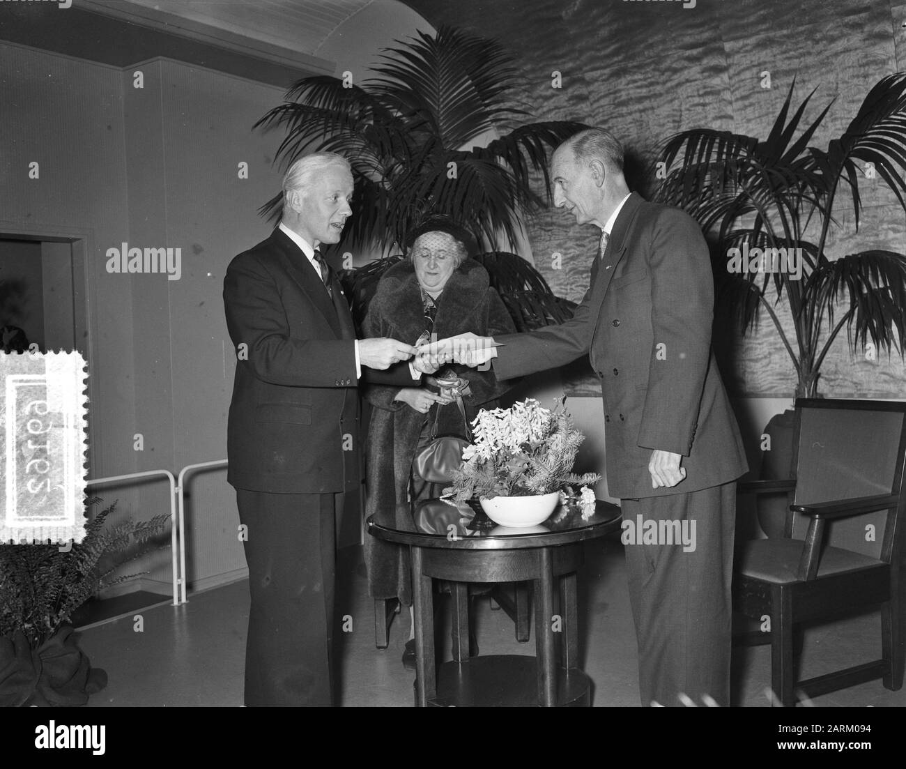 Huldiging bode Bos Town Hall 40 years municipal service Date: 24 December 1954 Keywords: STADHOUSE, honours Personal name: BOS Stock Photo