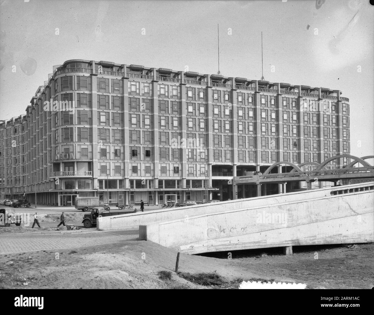 Het Groothandelsgebouw in Rotterdam Annotation: The architects are Huig A. Maaskant and Willem van Tijen Date: March 24, 1953 Location: Rotterdam, Zuid-Holland Keywords: wholesale buildings, office buildings Stock Photo
